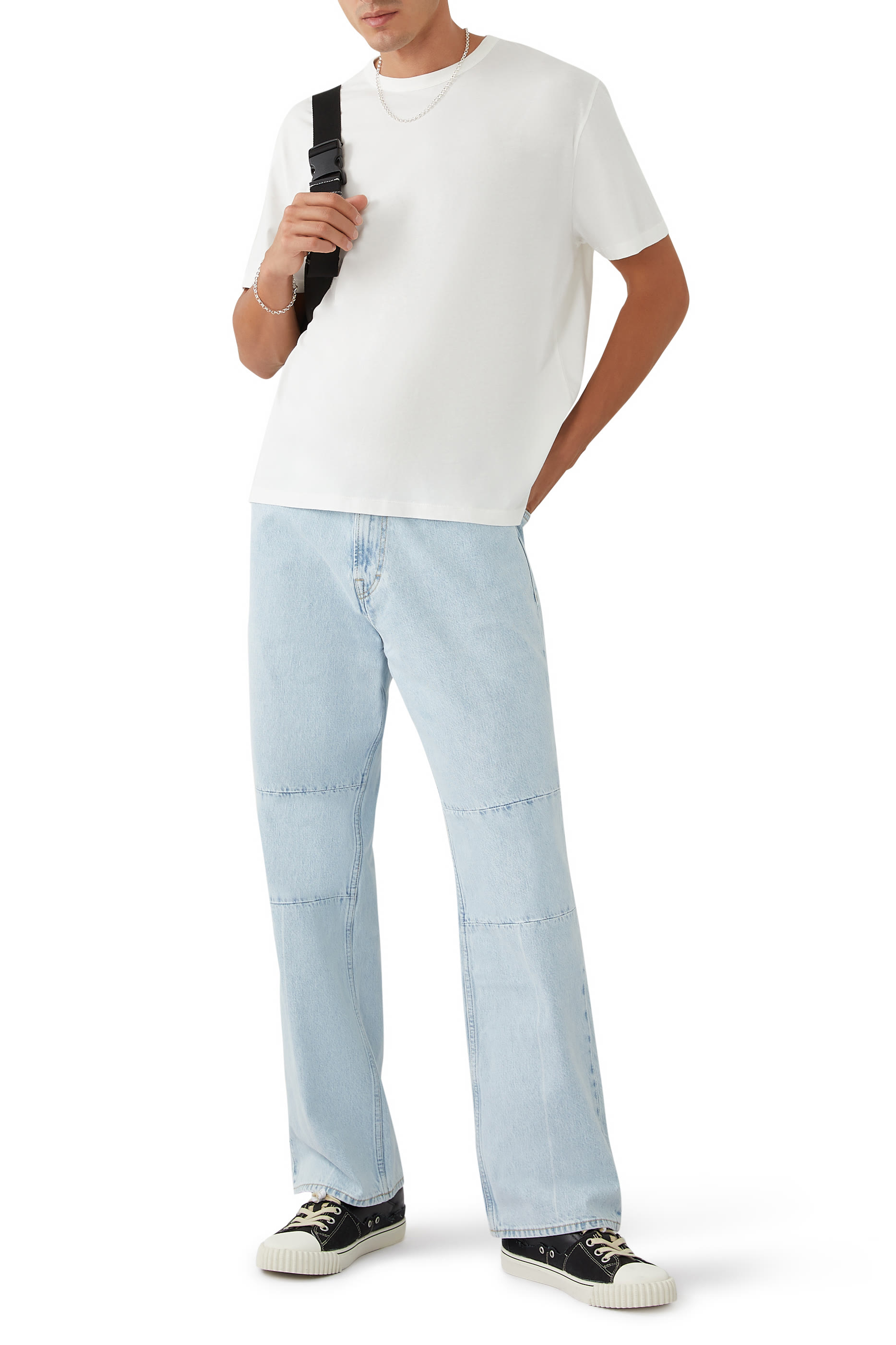 بنطال جينز بقصة واسعة