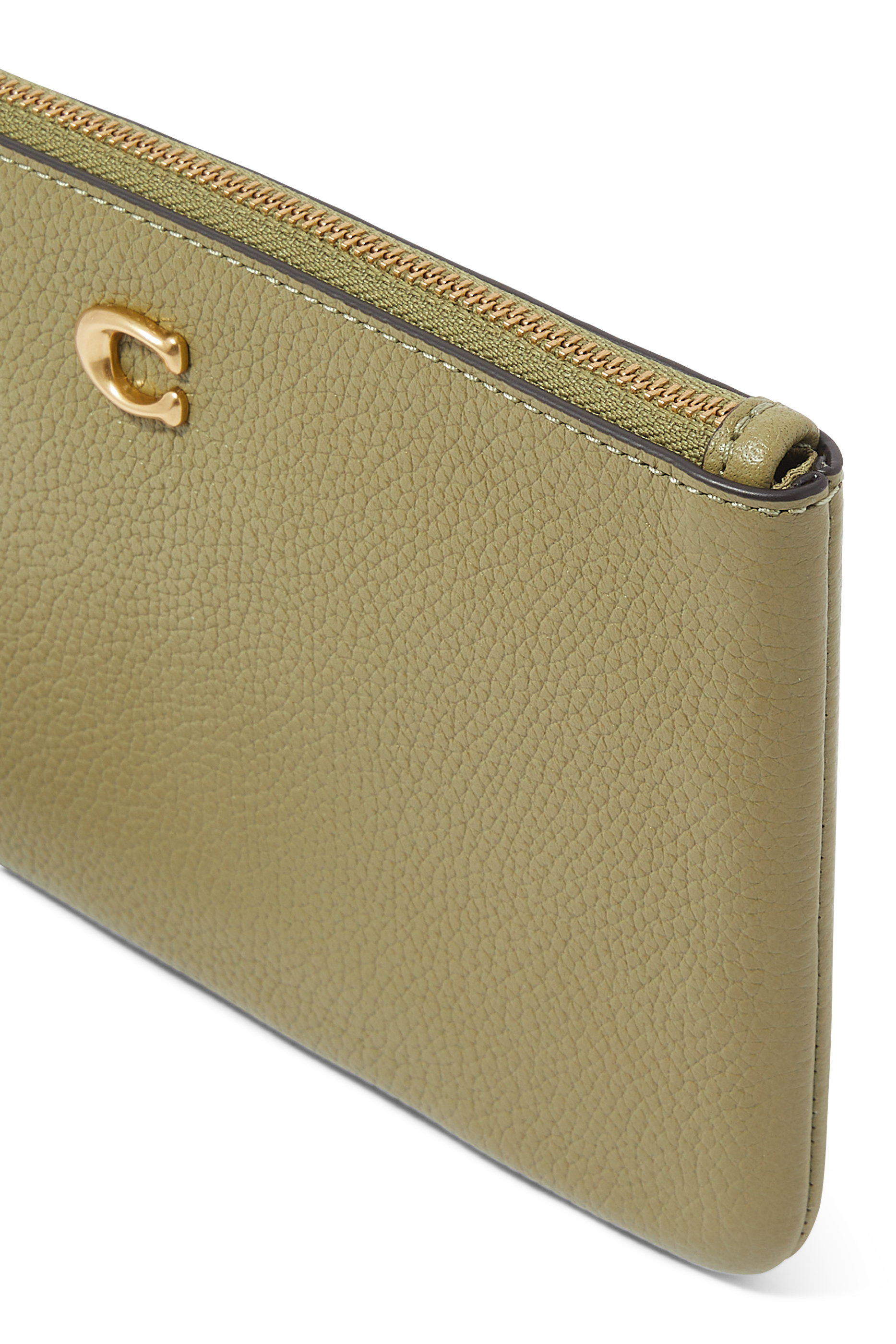 حقيبة بسوار معصم وحلية بحرف شعار الماركة