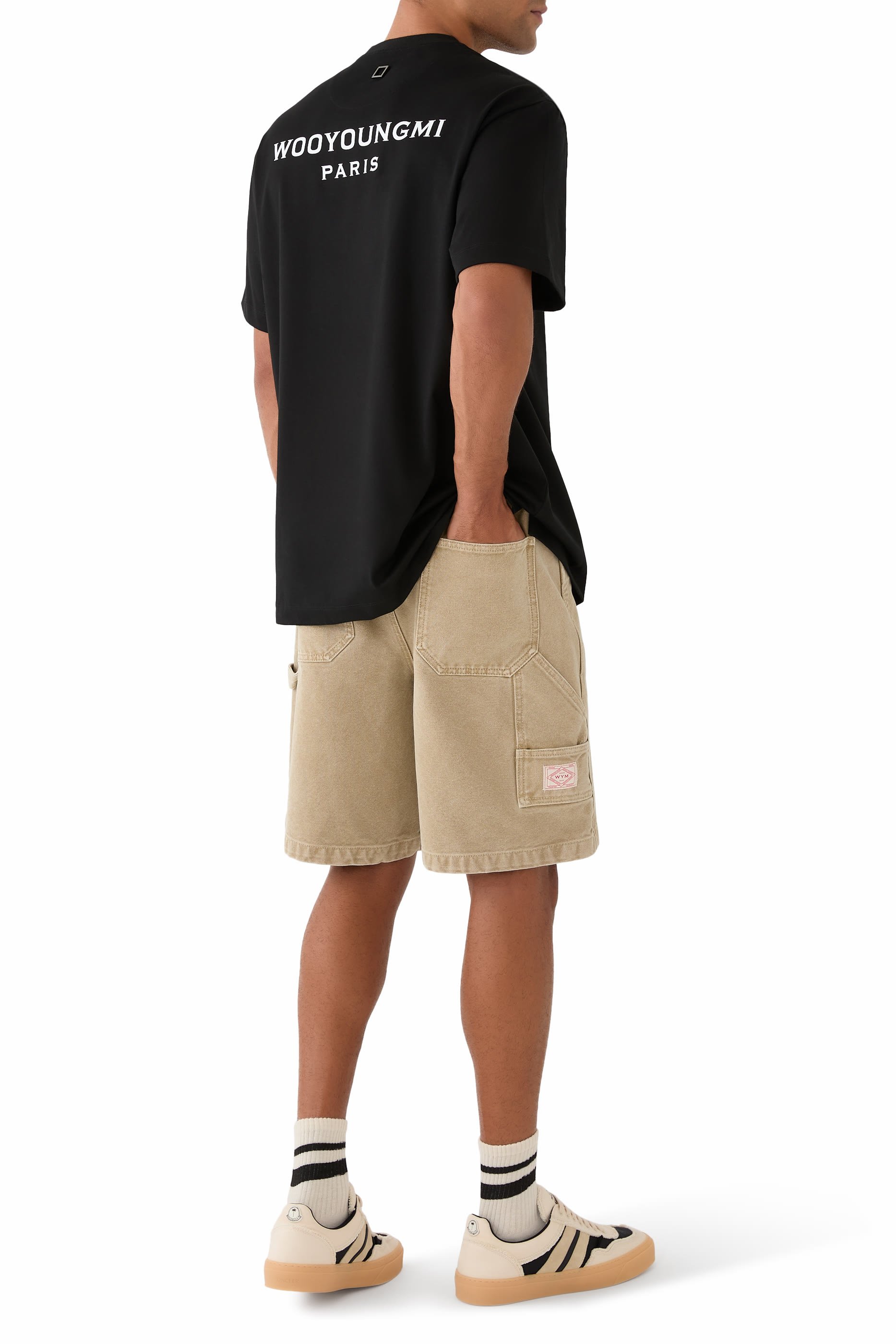 تيشيرت بشعار الماركة على الظهر قطن