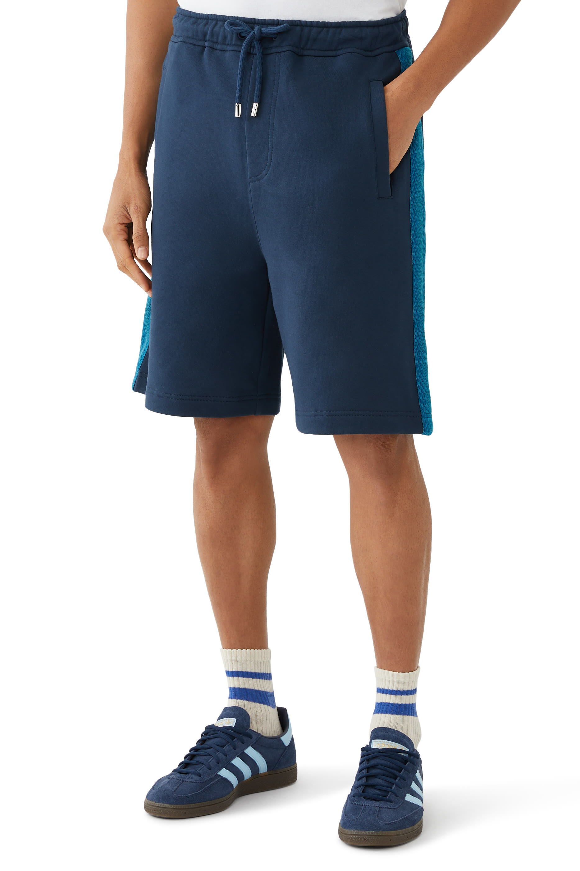 شورت بشعار الماركة على الجانب