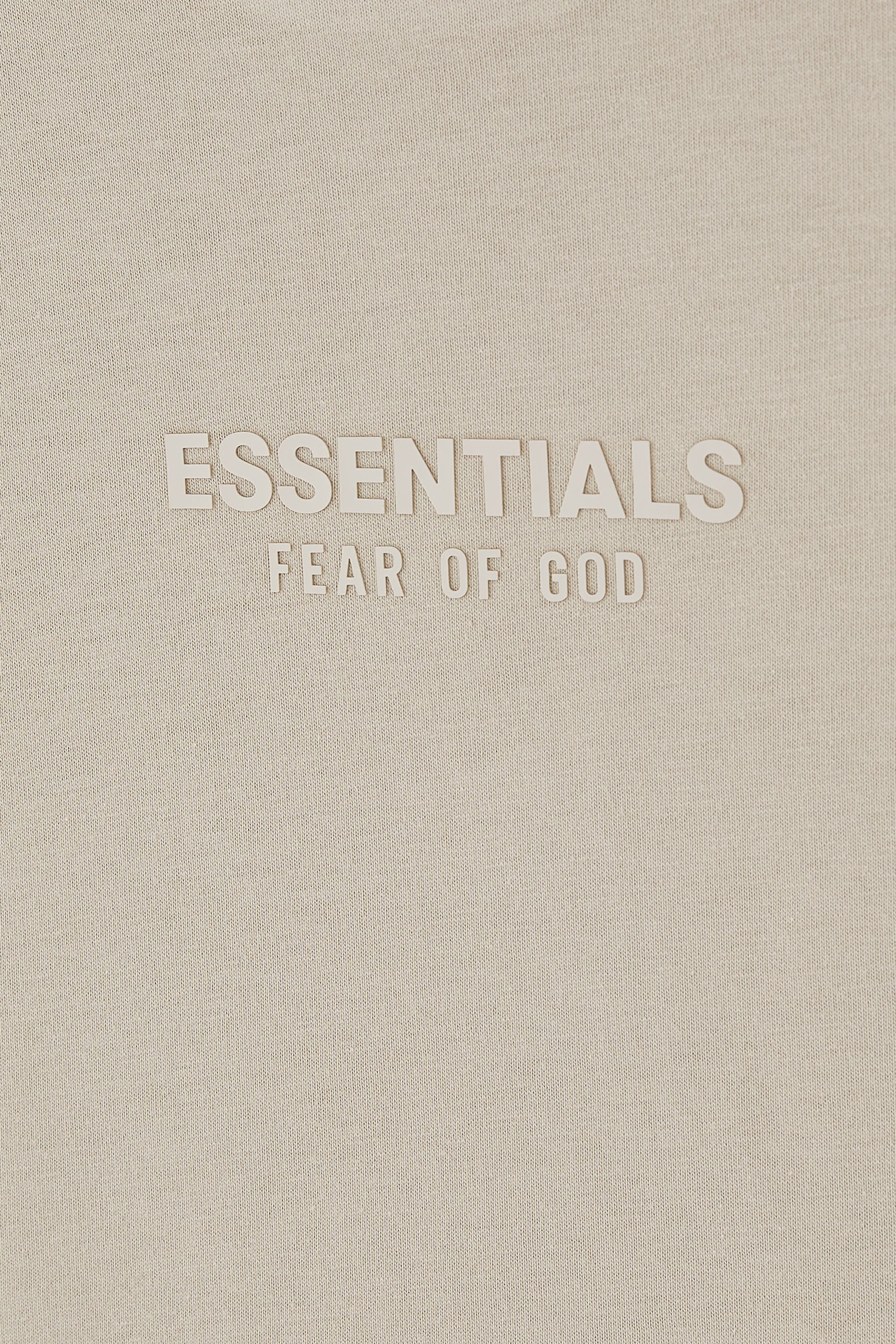 تيشيرت بأكمام قصيرة وشعار الماركة