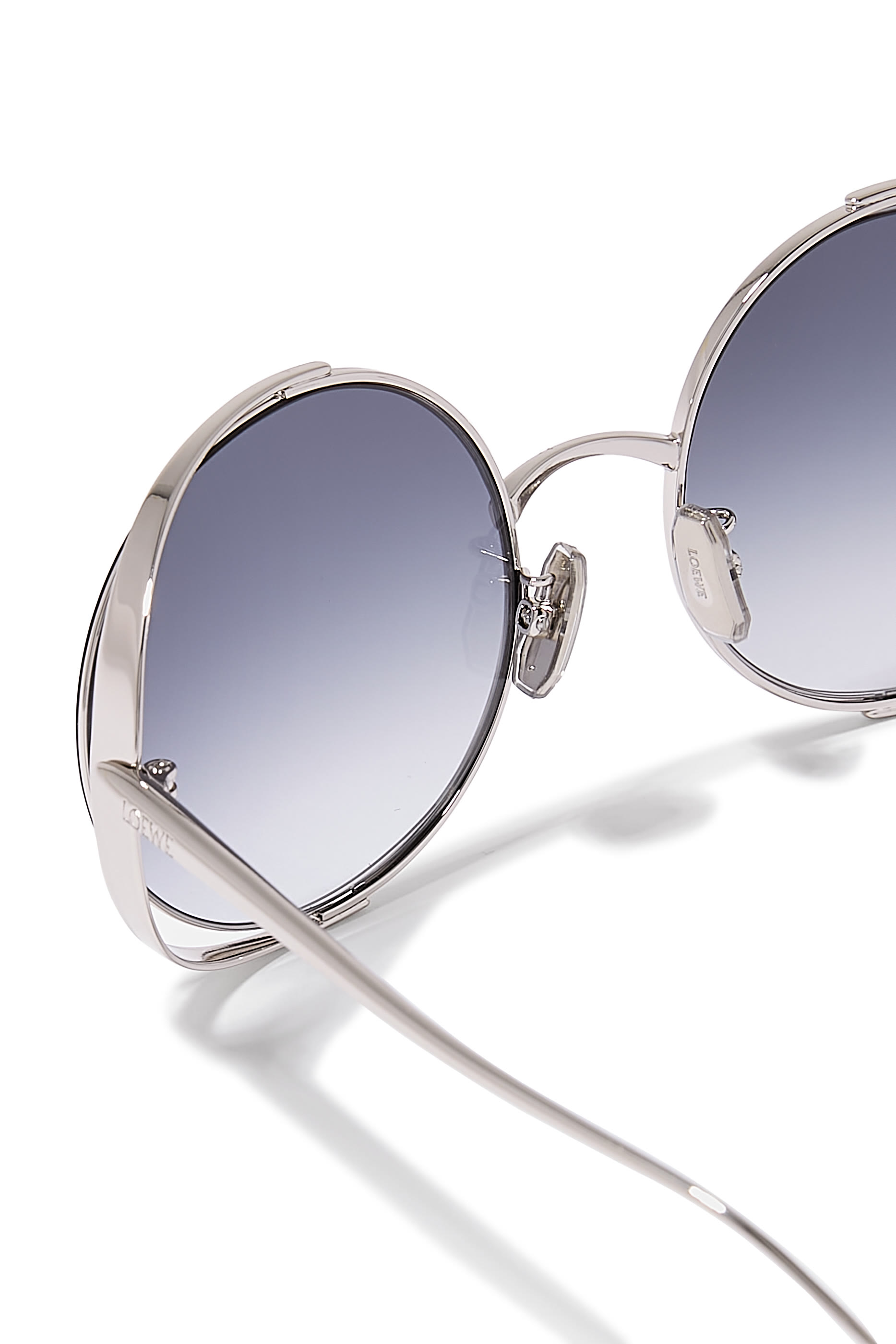 نظارة شمسية بإطار مستدير وشعار الماركة