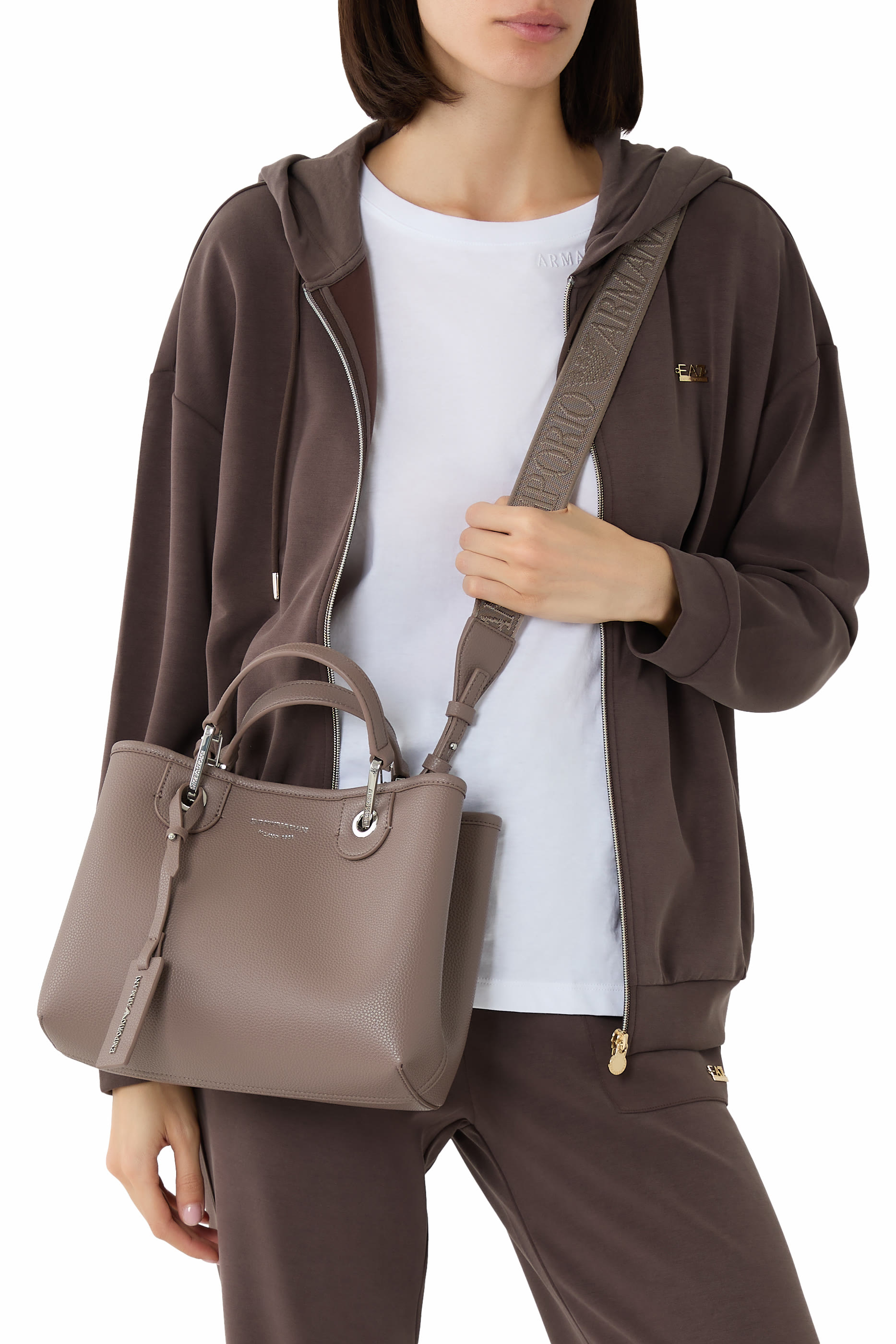 حقيبة يد مزينة بشعار الماركة