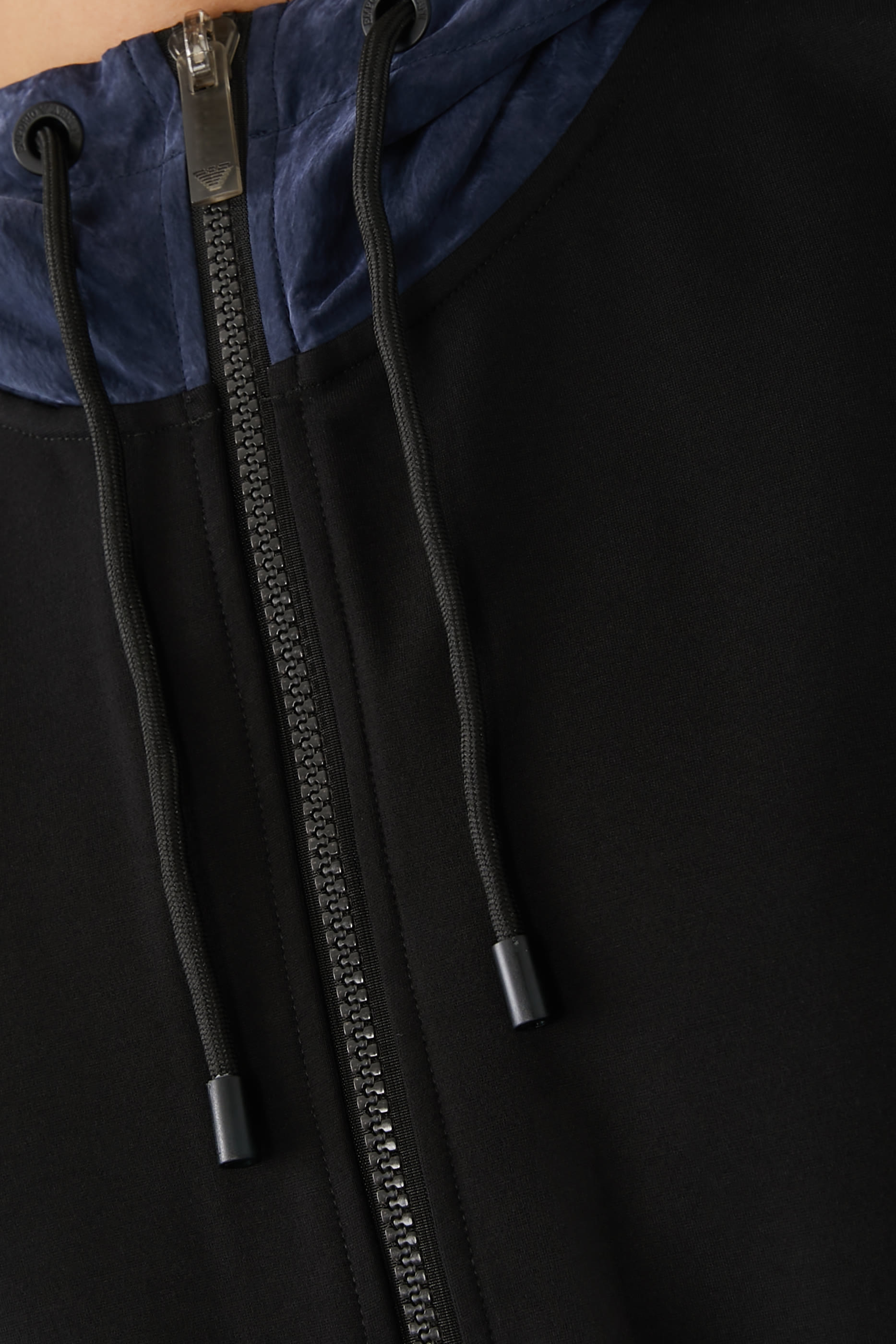 جاكيت مطرز بمزيج أقمشة