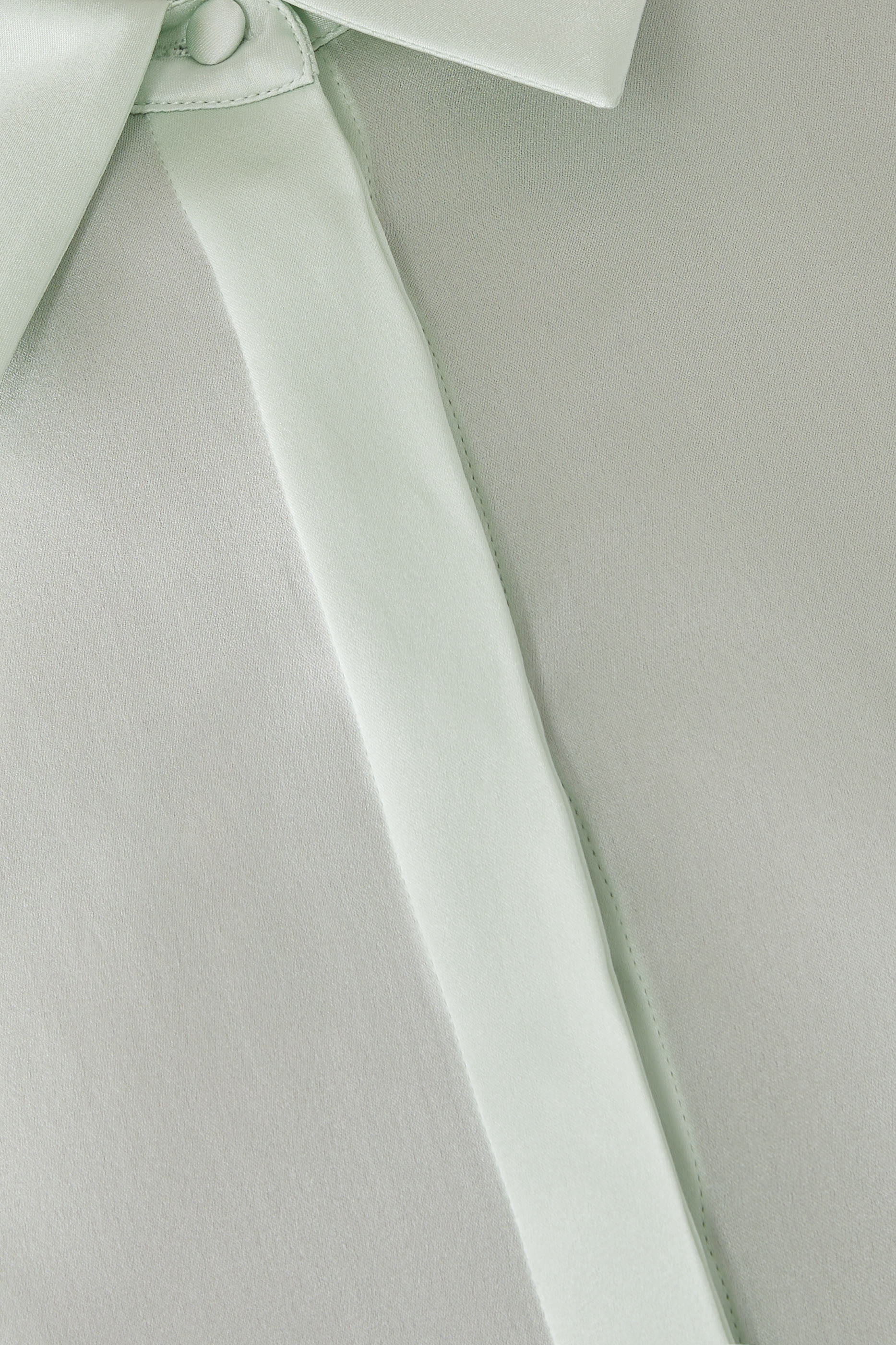 قميص برادي بقصة ضيقة وأزرار