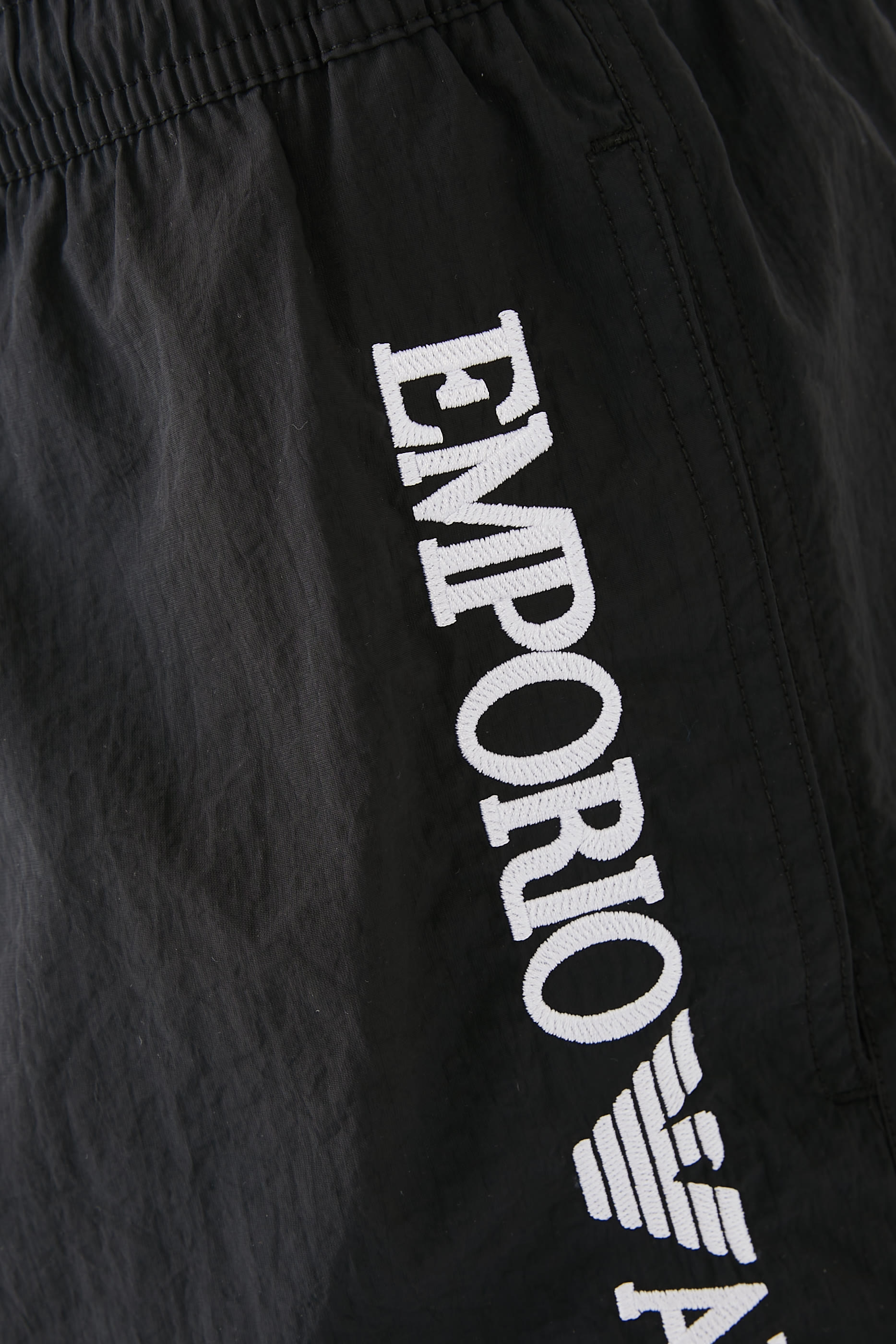 شورت سباحة بشعار الماركة