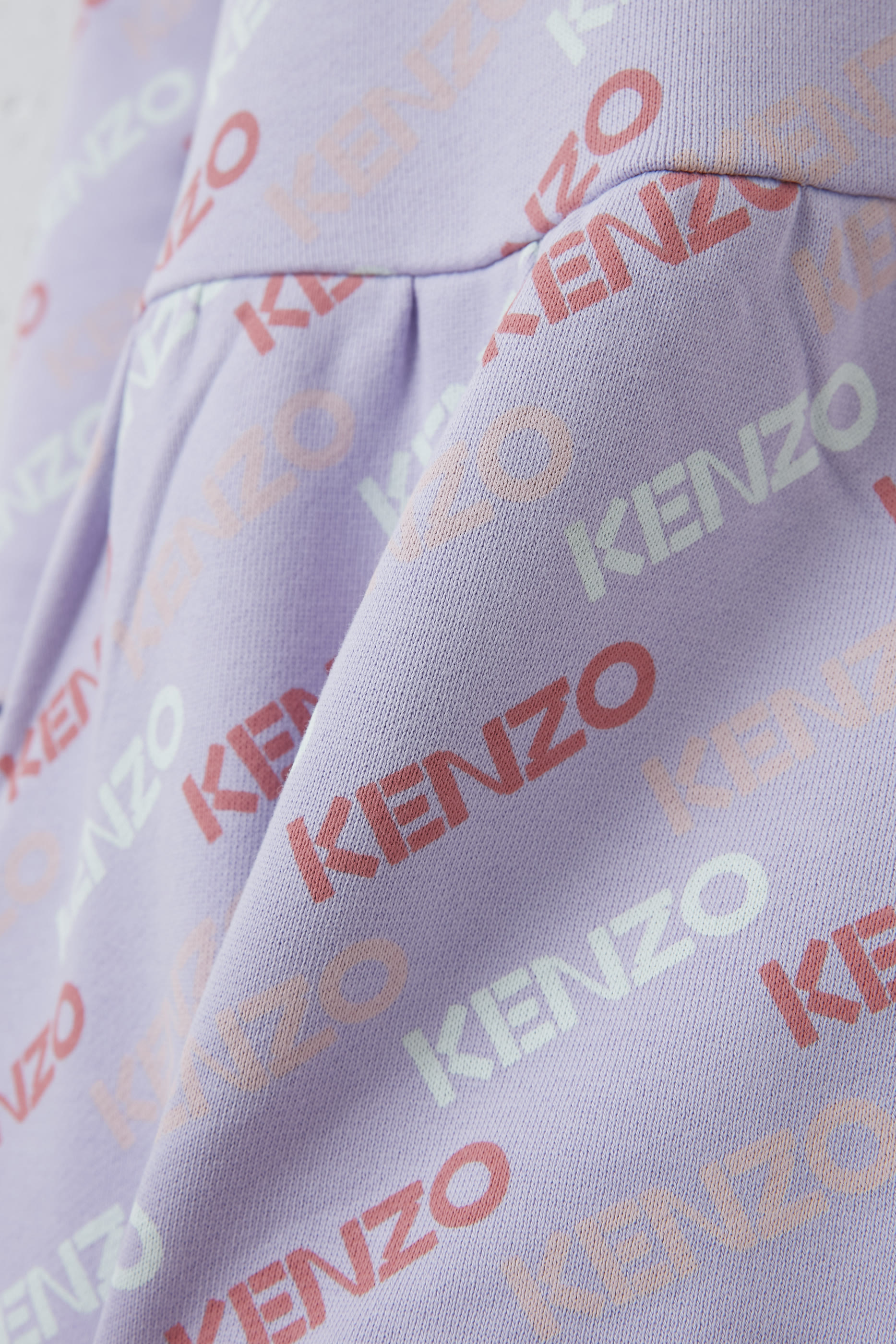 فستان مزين كليا بنقشة شعار الماركة