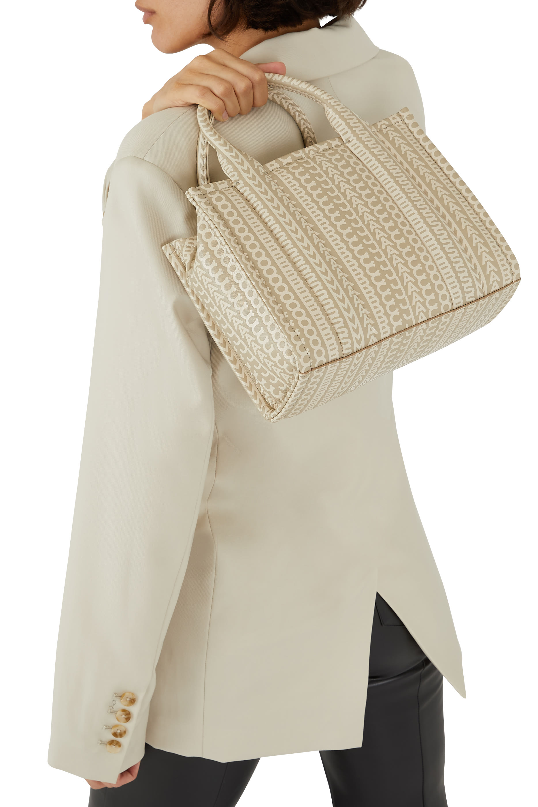 حقيبة يد جلد صغيرة بحروف شعار الماركة