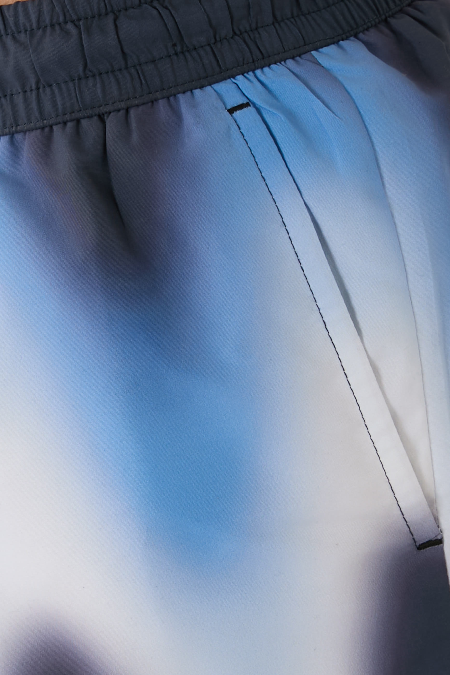 شورت سباحة كلاسيكي بتصميم متموج ولون متدرج