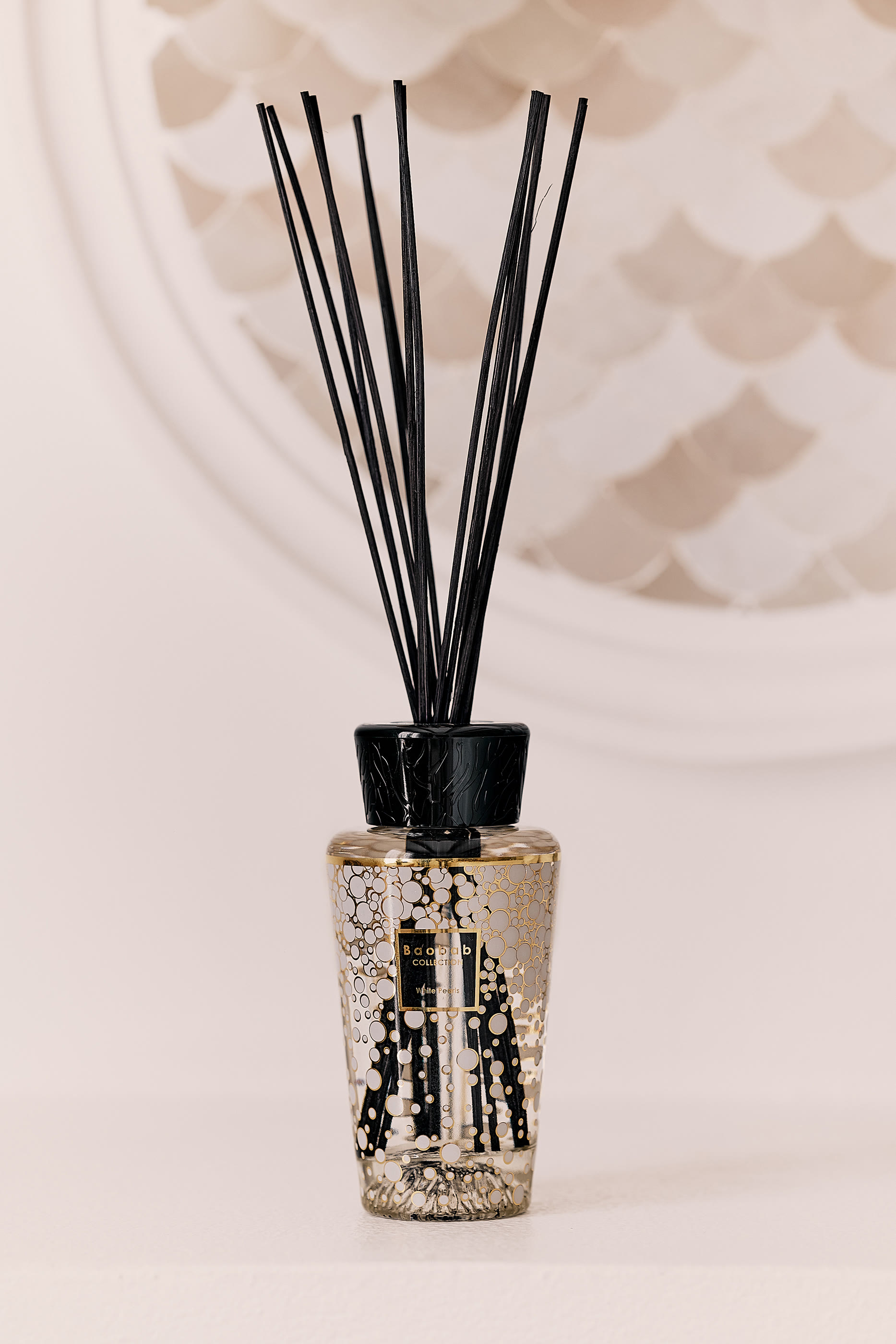 موزع عطر وايت بيرلز