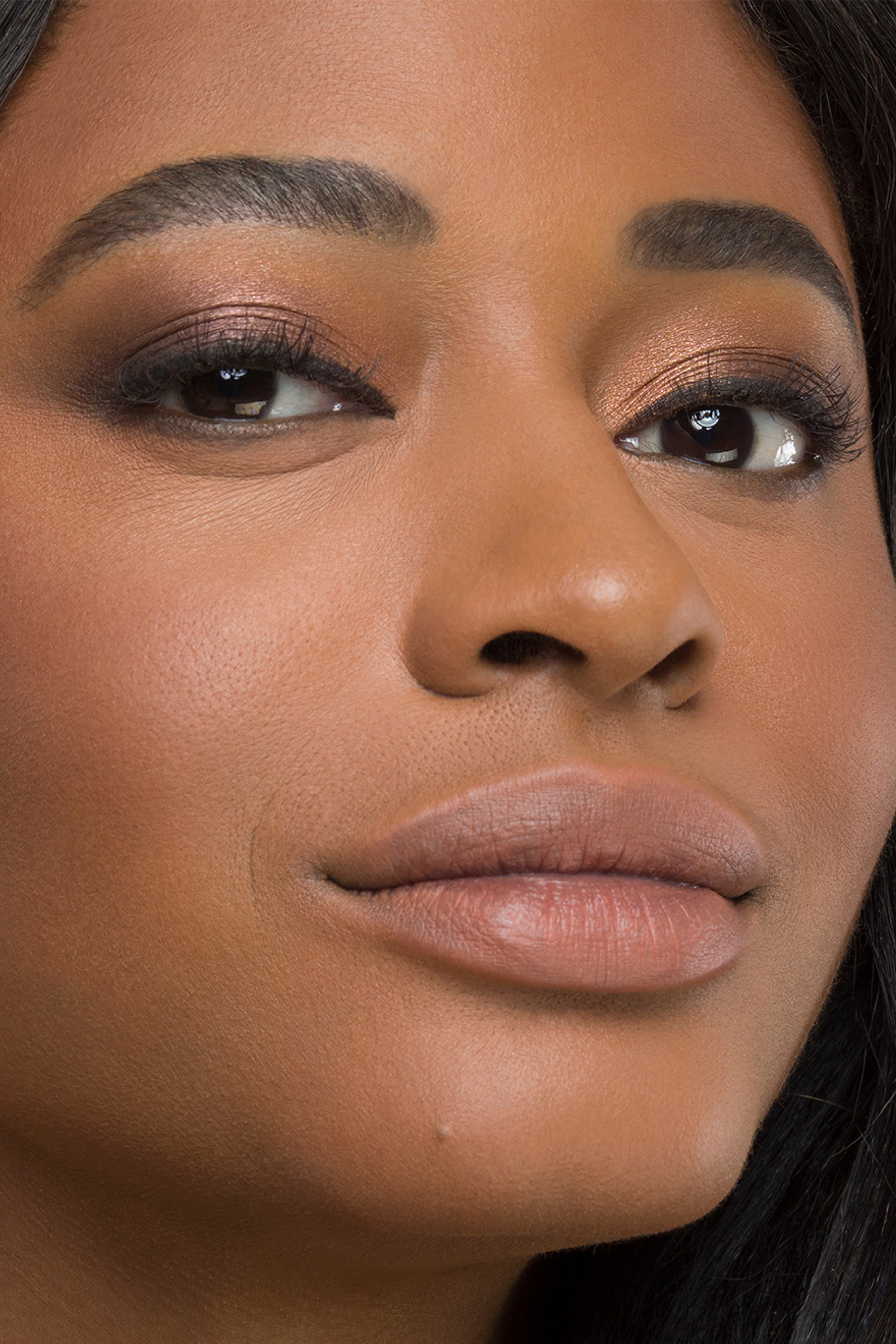 كريم أساس خفيف يدوم طويلاً