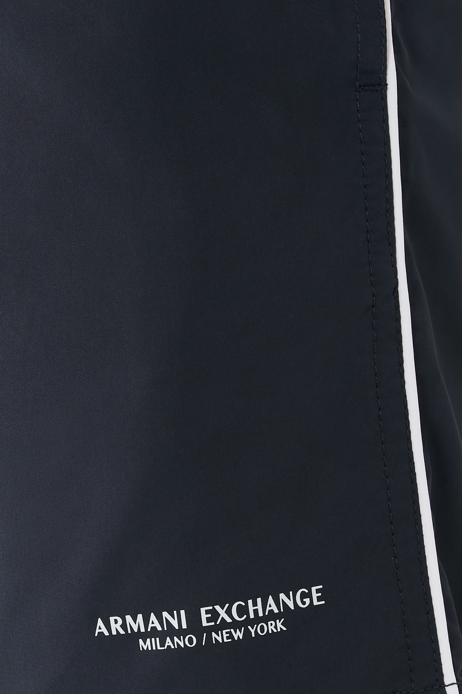 شورت سباحة بشعار الماركة