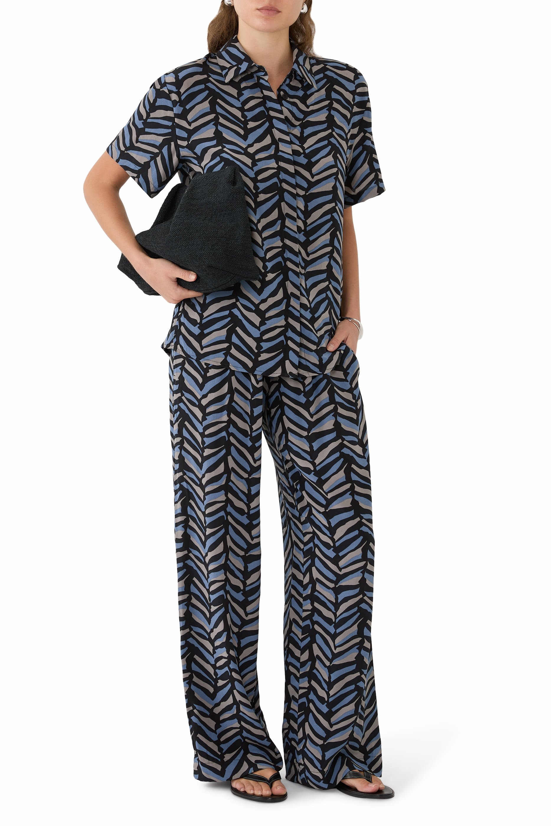 قميص بقصة فضفاضة بأكمام قصيرة