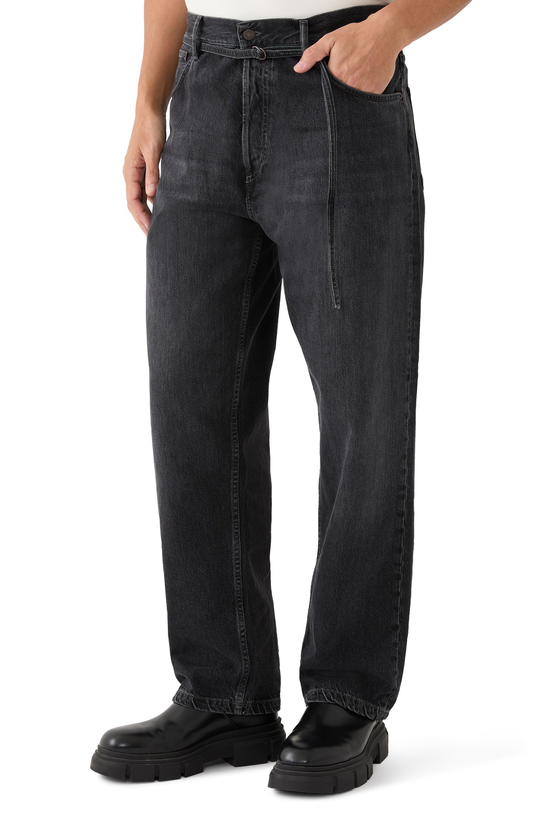 بنطال جينز بقصة فضفاضة