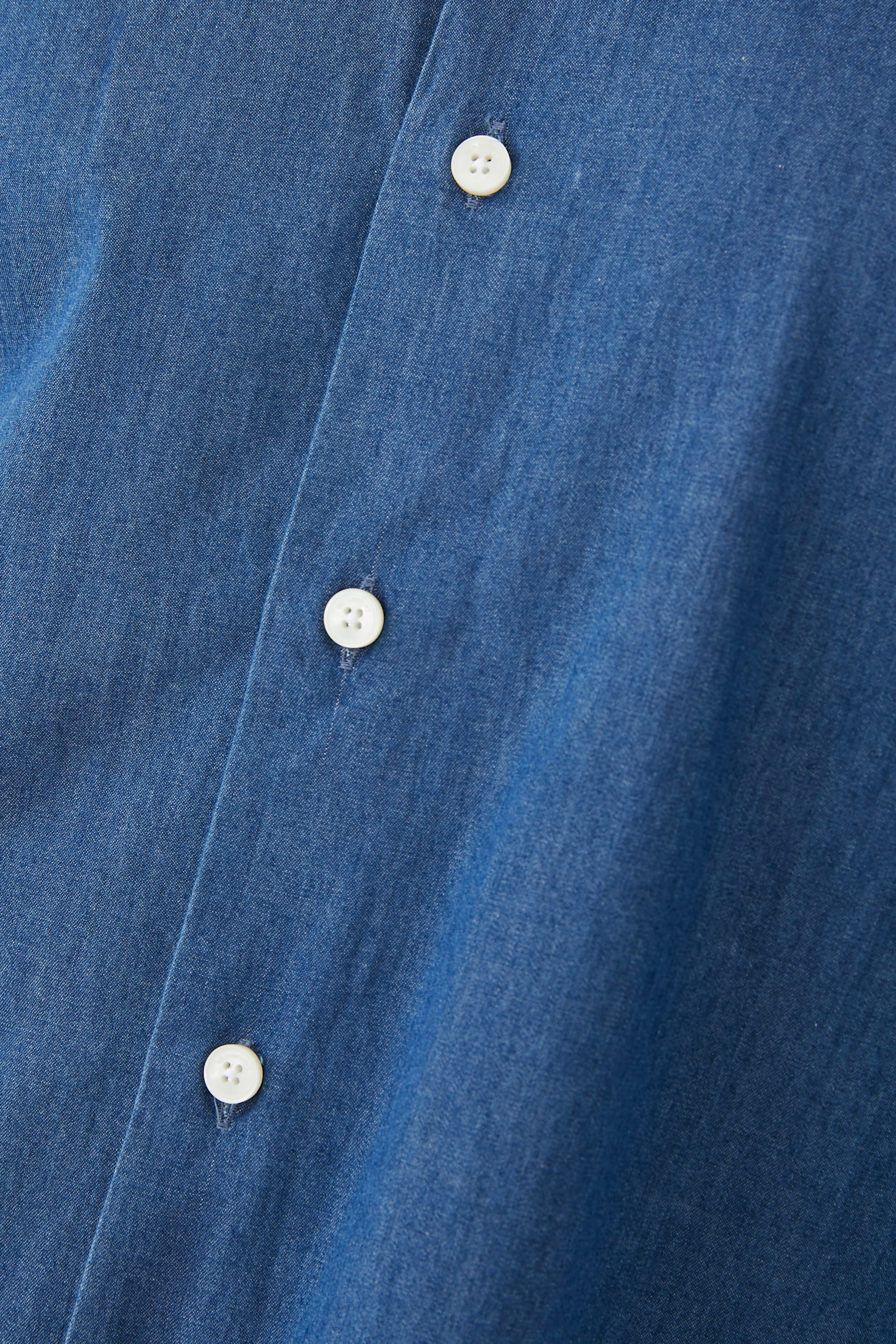 قميص بأكمام طويلة