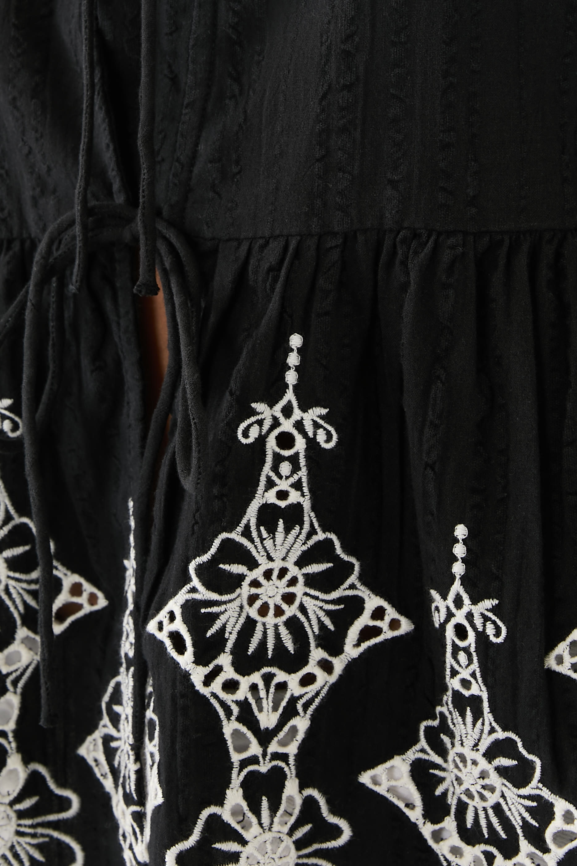 بلوزة بتطريز وربطة في الأمام