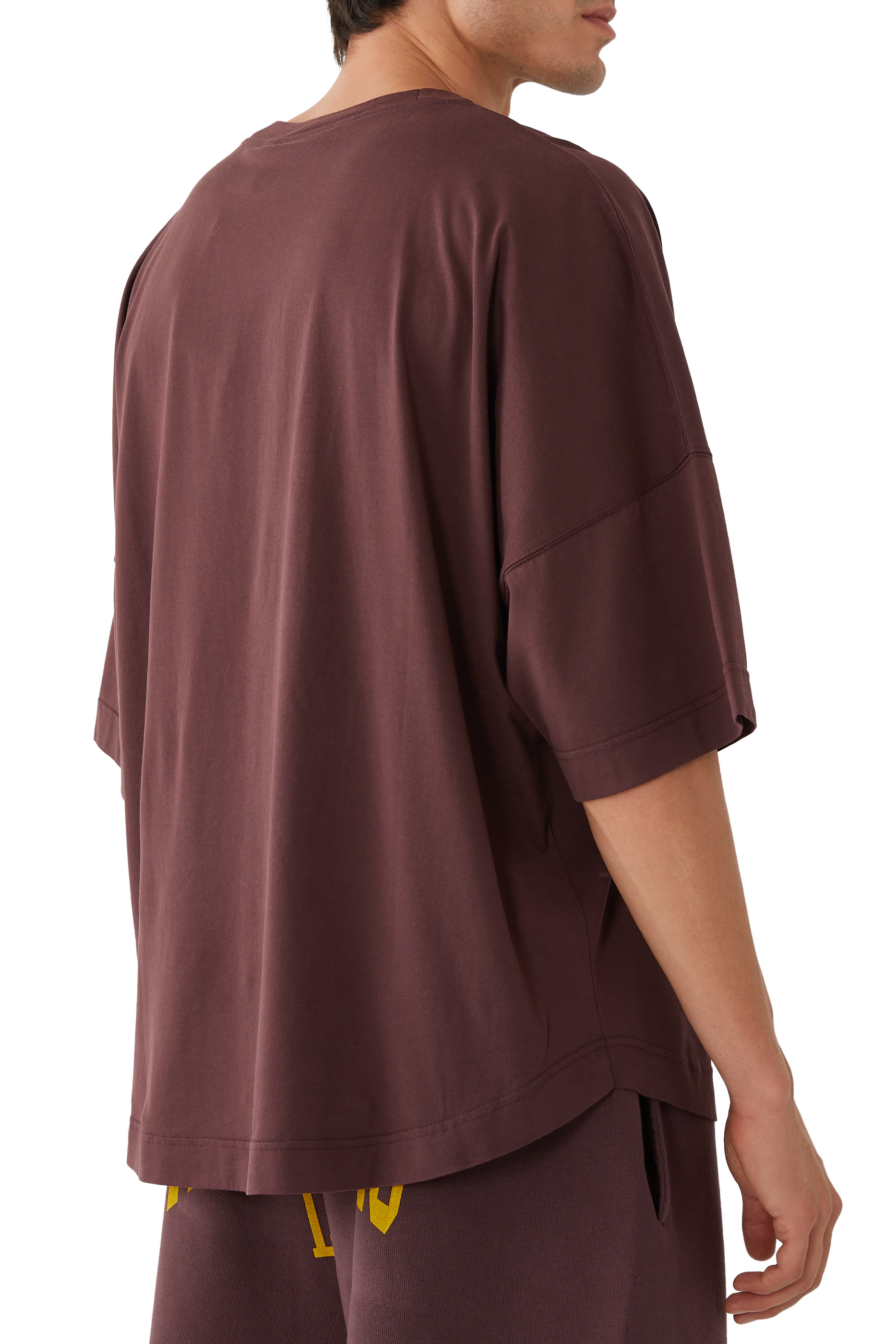 تيشيرت بشعار الماركة الكلاسيكي