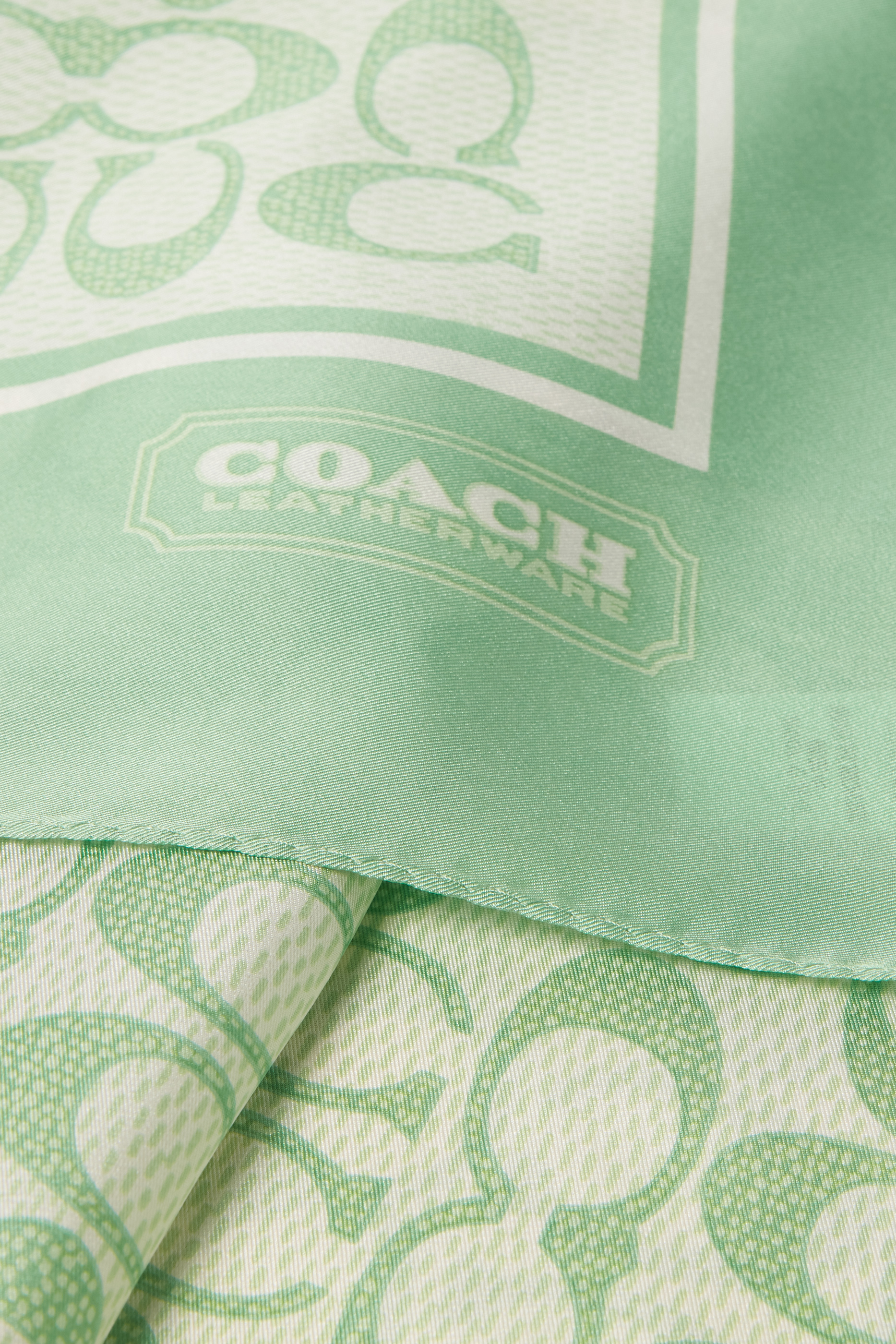 وشاح مربع كلاسيكي بطبعة شعار الماركة حرير