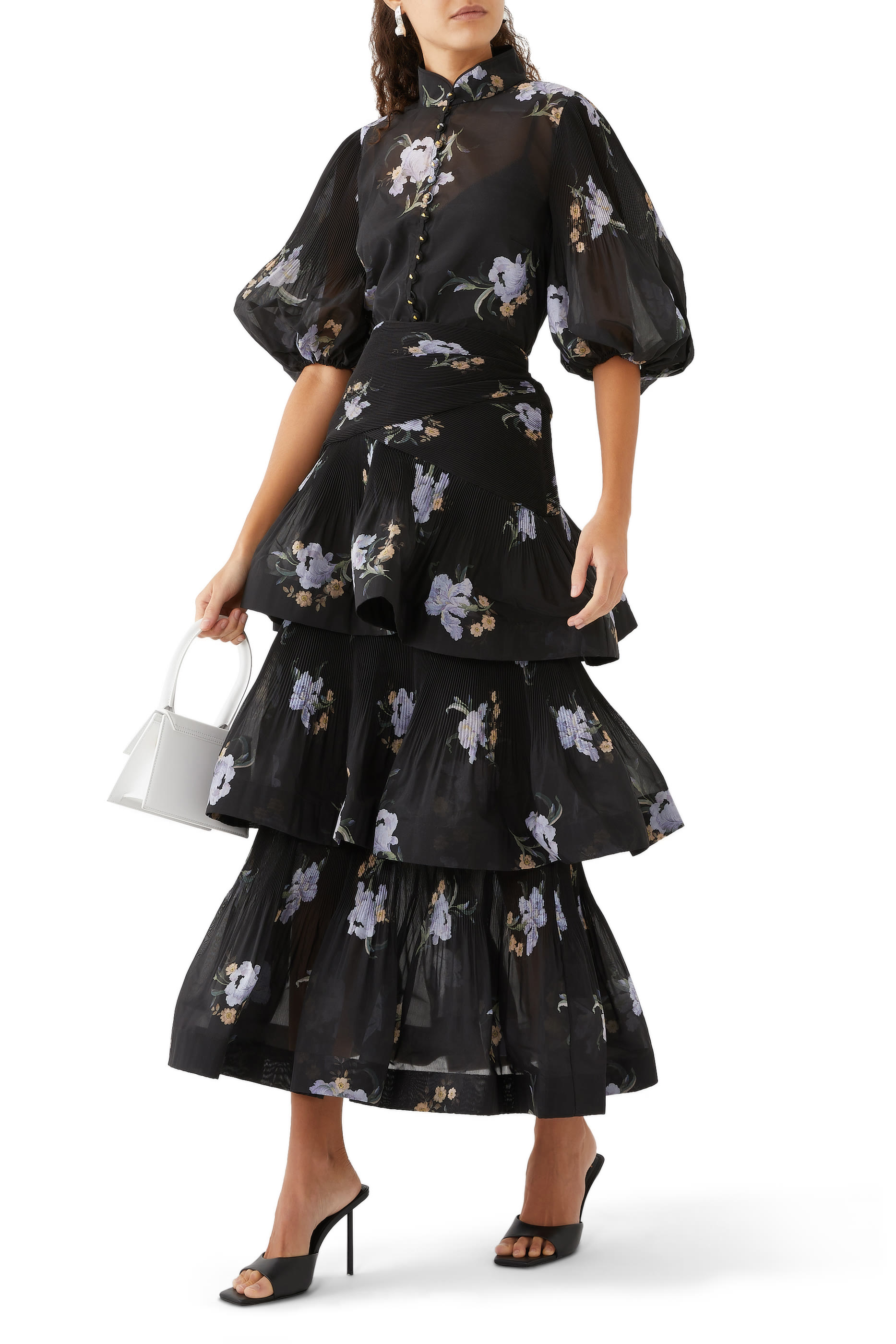 بلوزة بطيات وأزرار