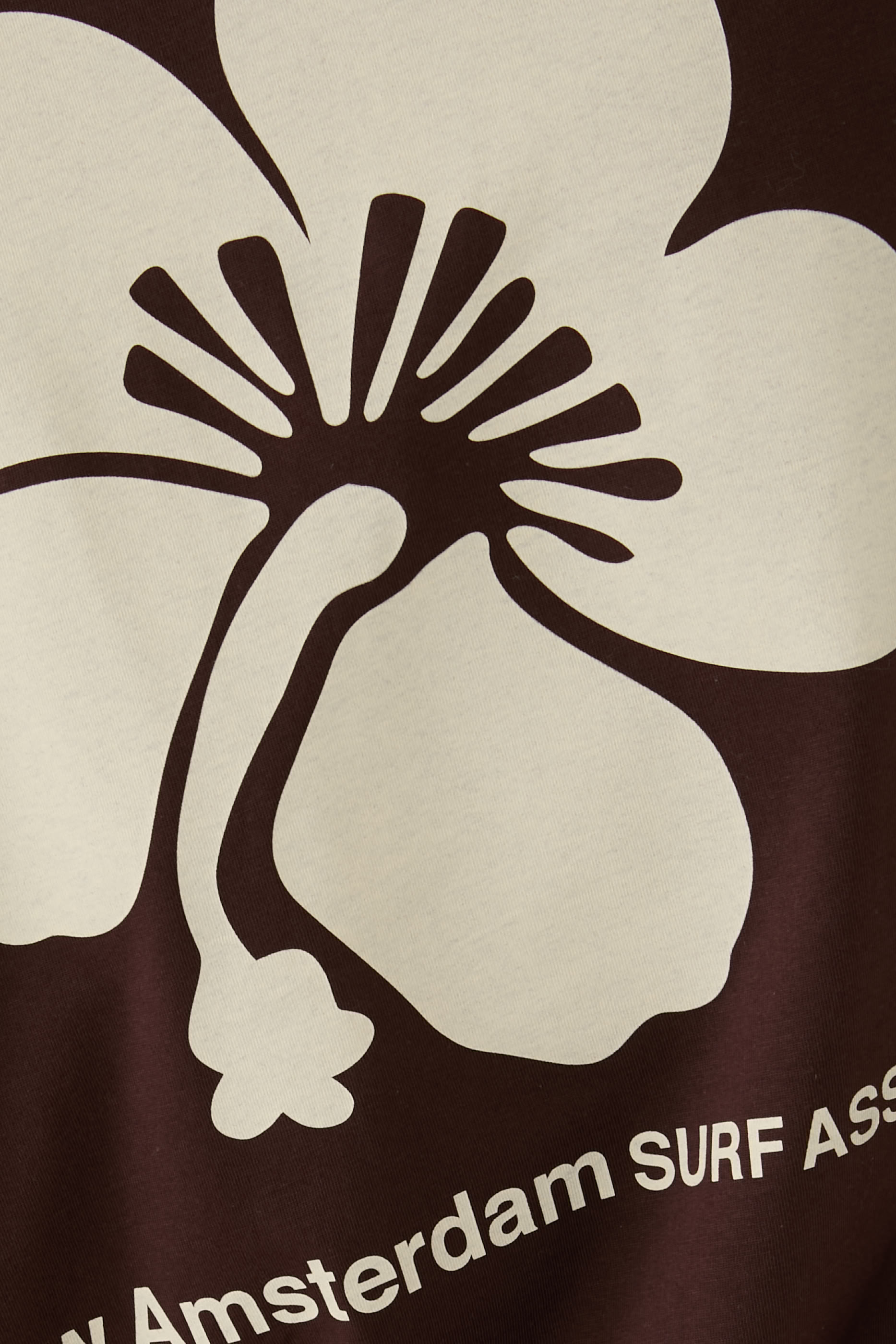 تيشيرت بطبعة زهرة الكركديه