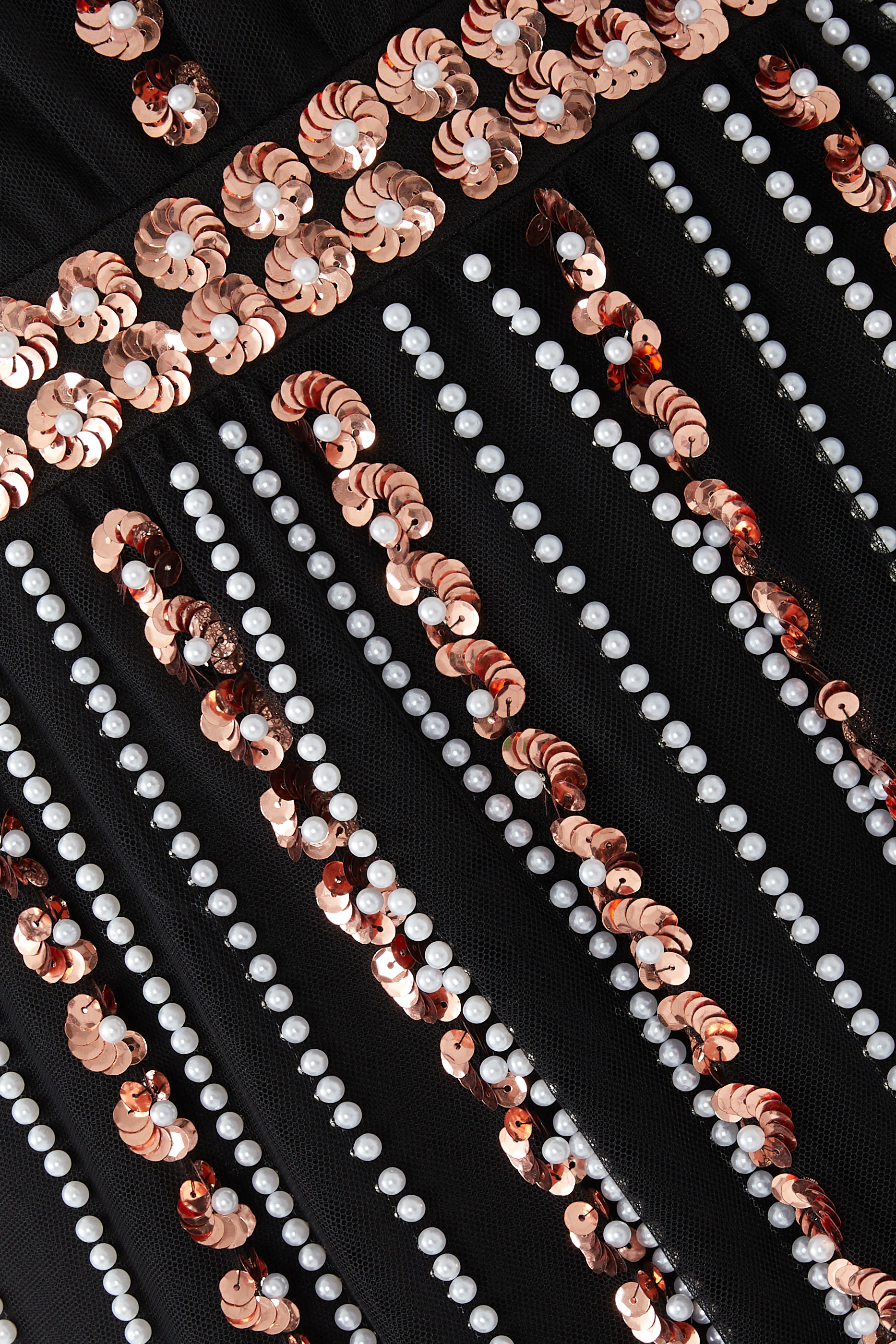 فستان سهرة بأكمام طويلة وتطريزات