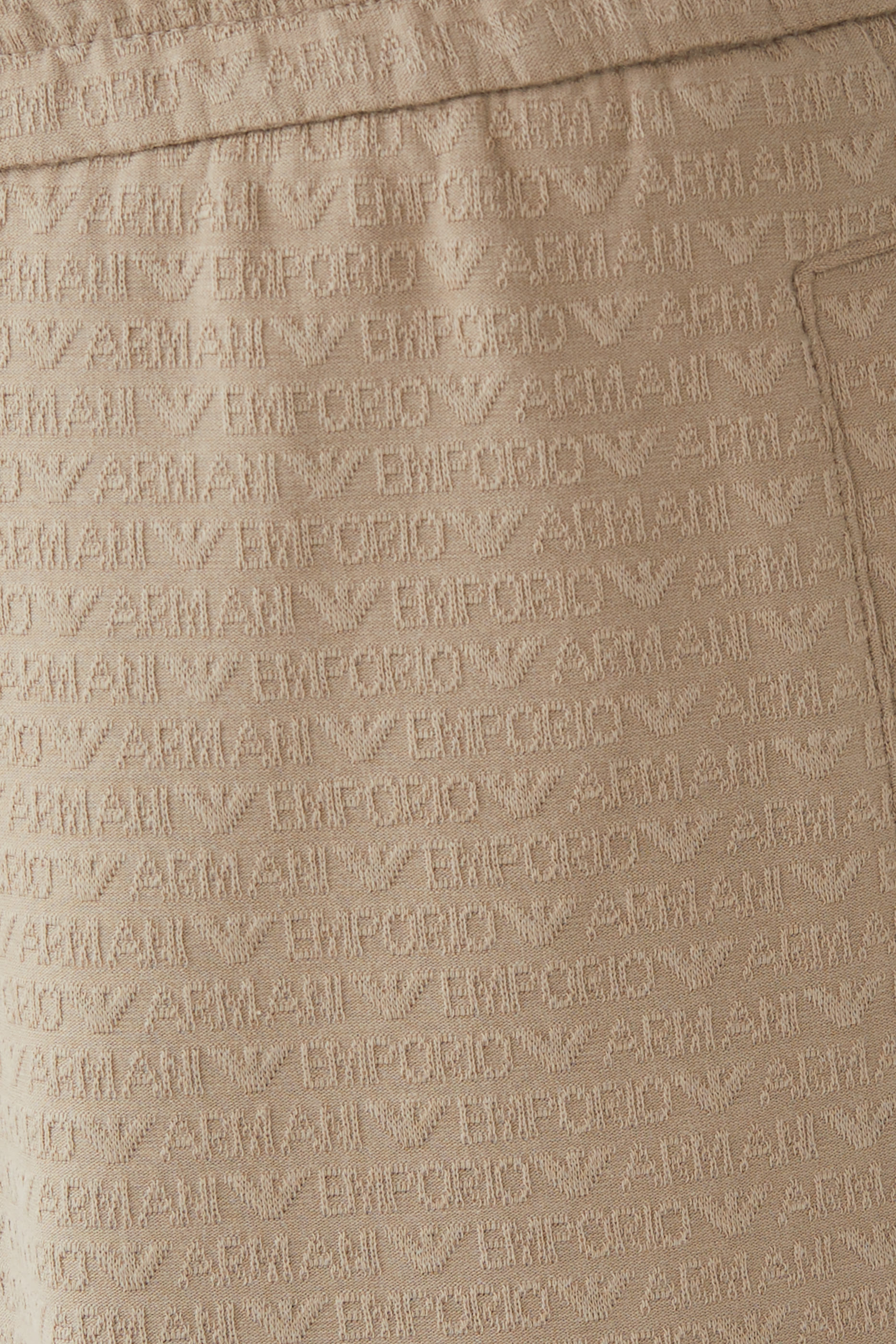 بنطال رياضي برياط تضييق وشعار الماركة صغير