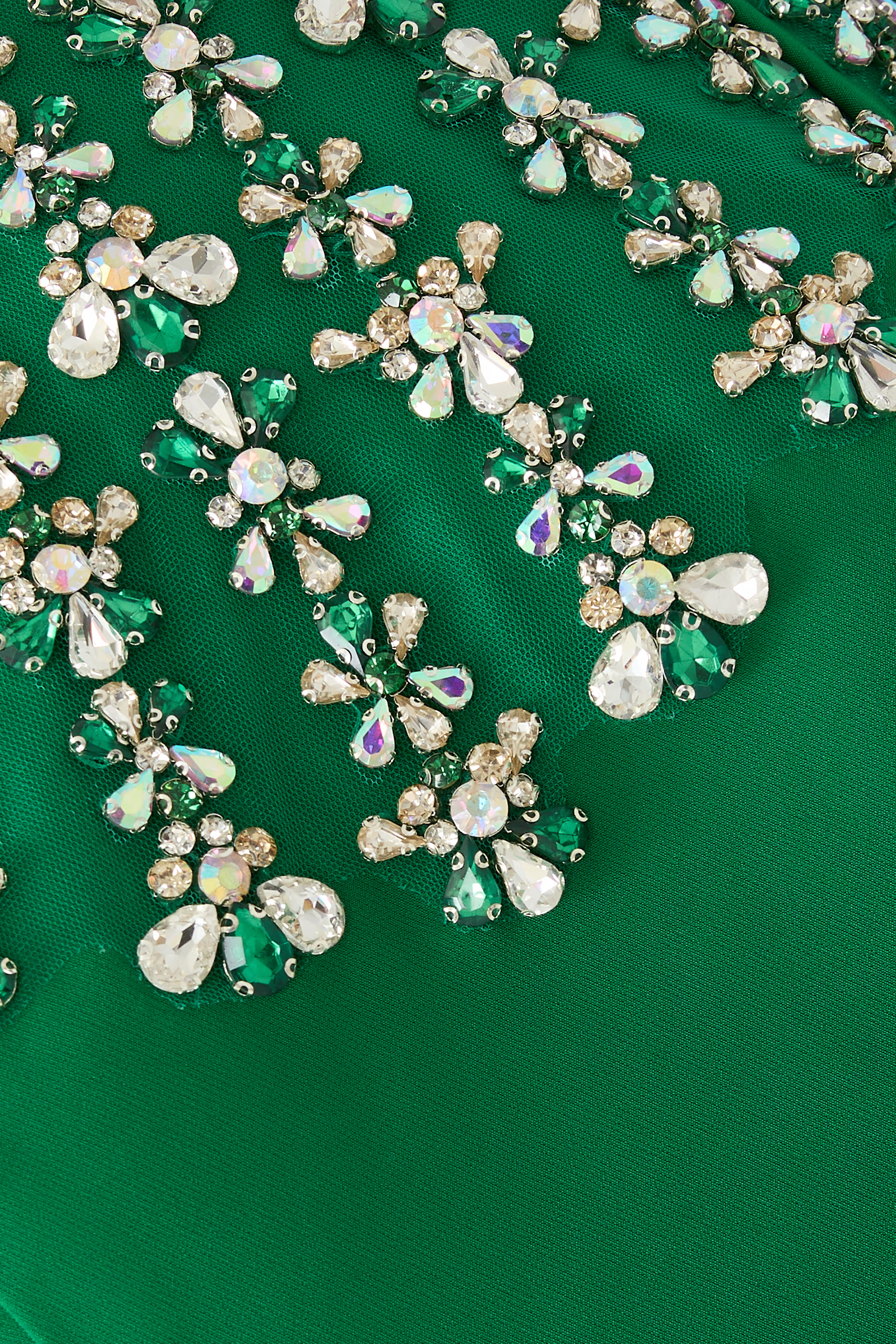 فستان سهرة بأكمام كاب وتطريزات