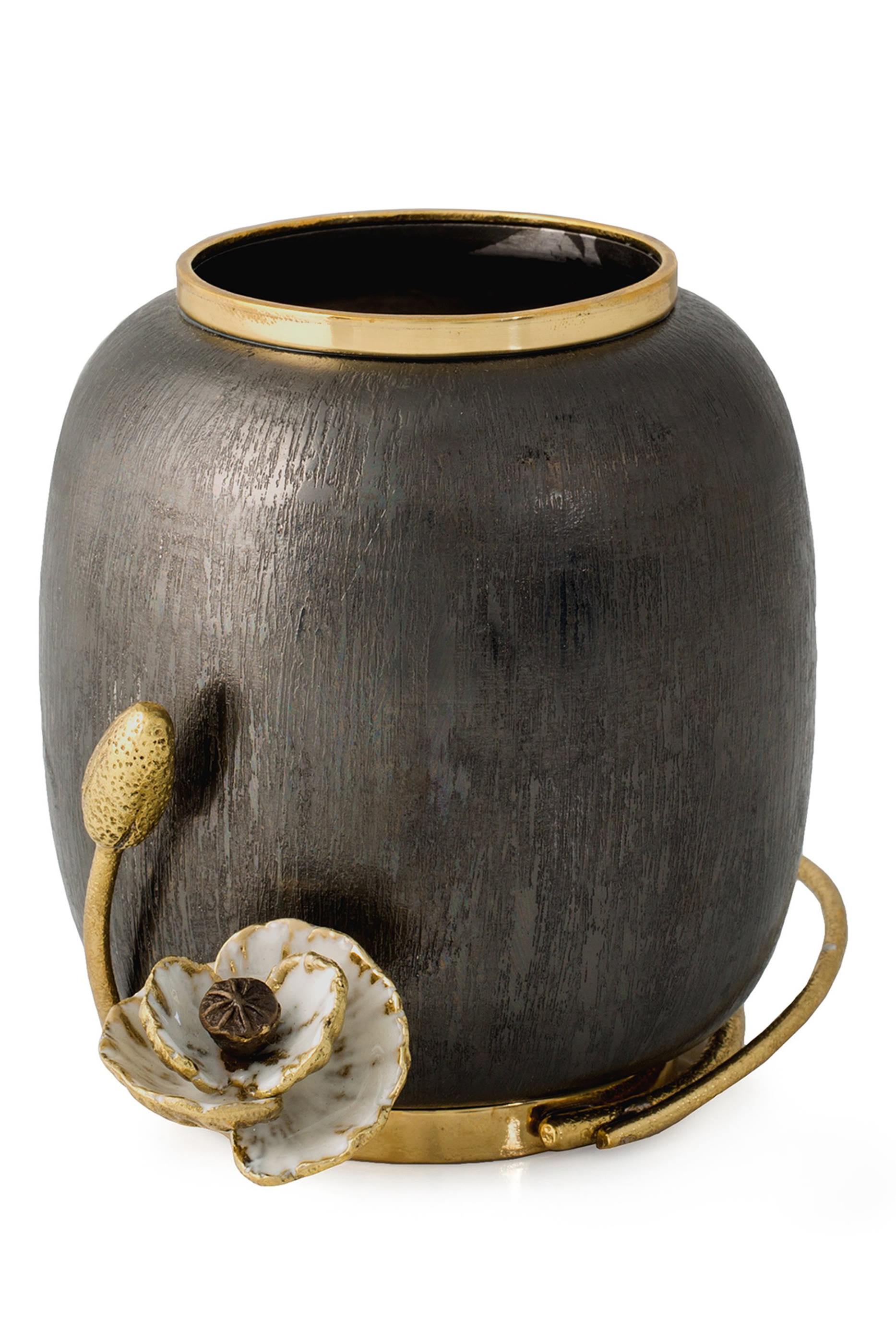 مزهرية صغيرة مزينة بزهور شقائق النعمان