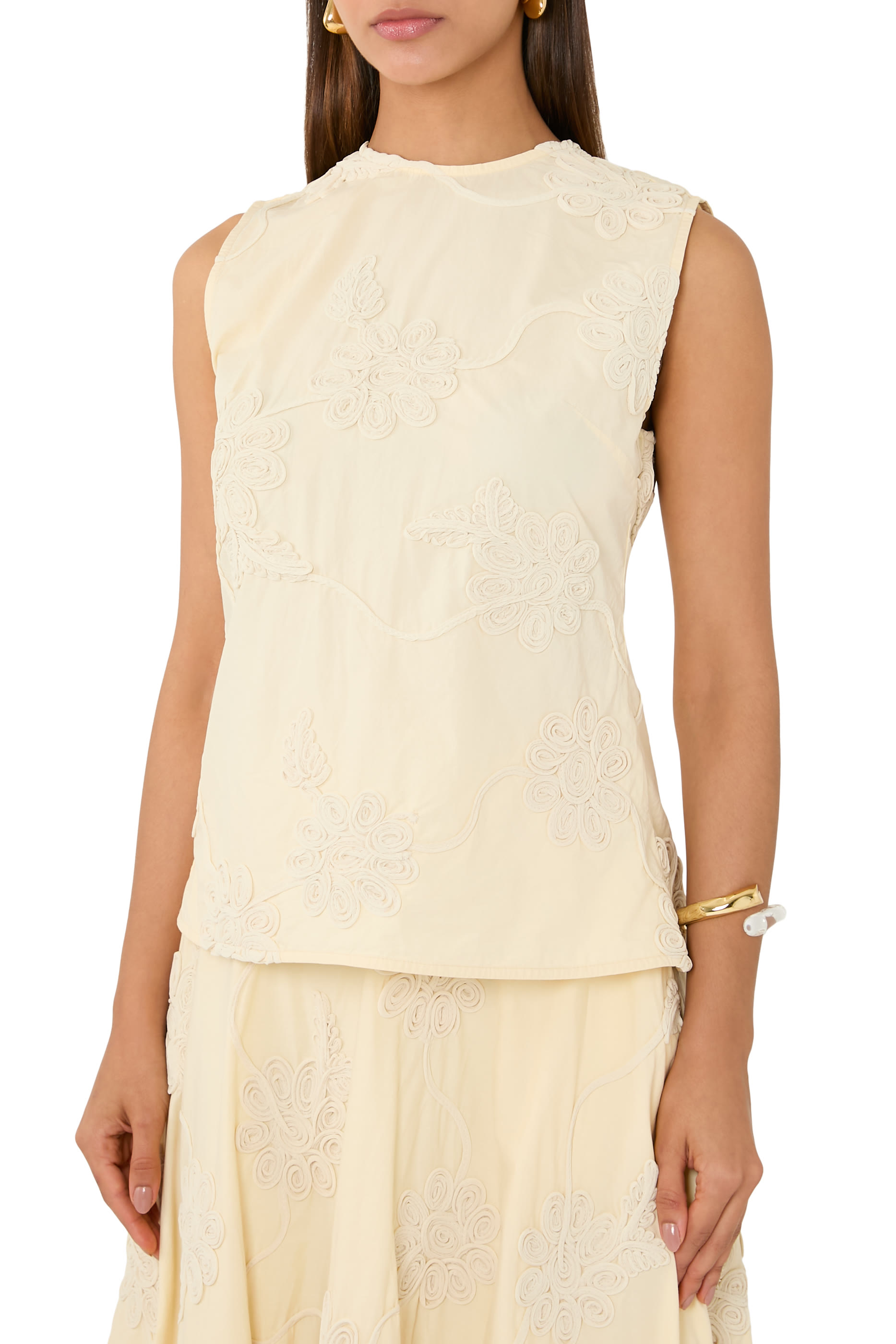 بلوزة بلا أكمام بزهور مطرزة