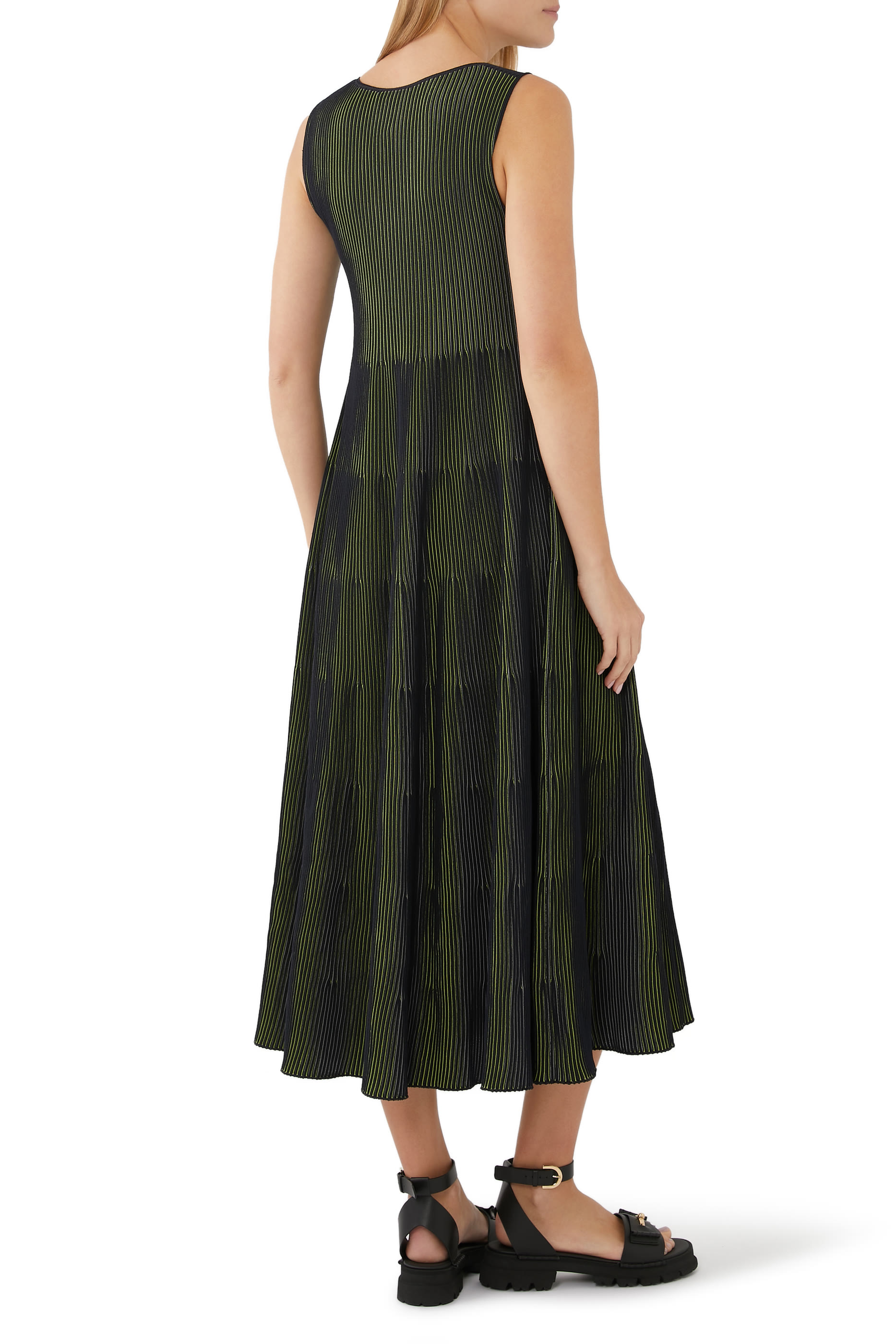 فستان مخطط متوسط الطول بطيات