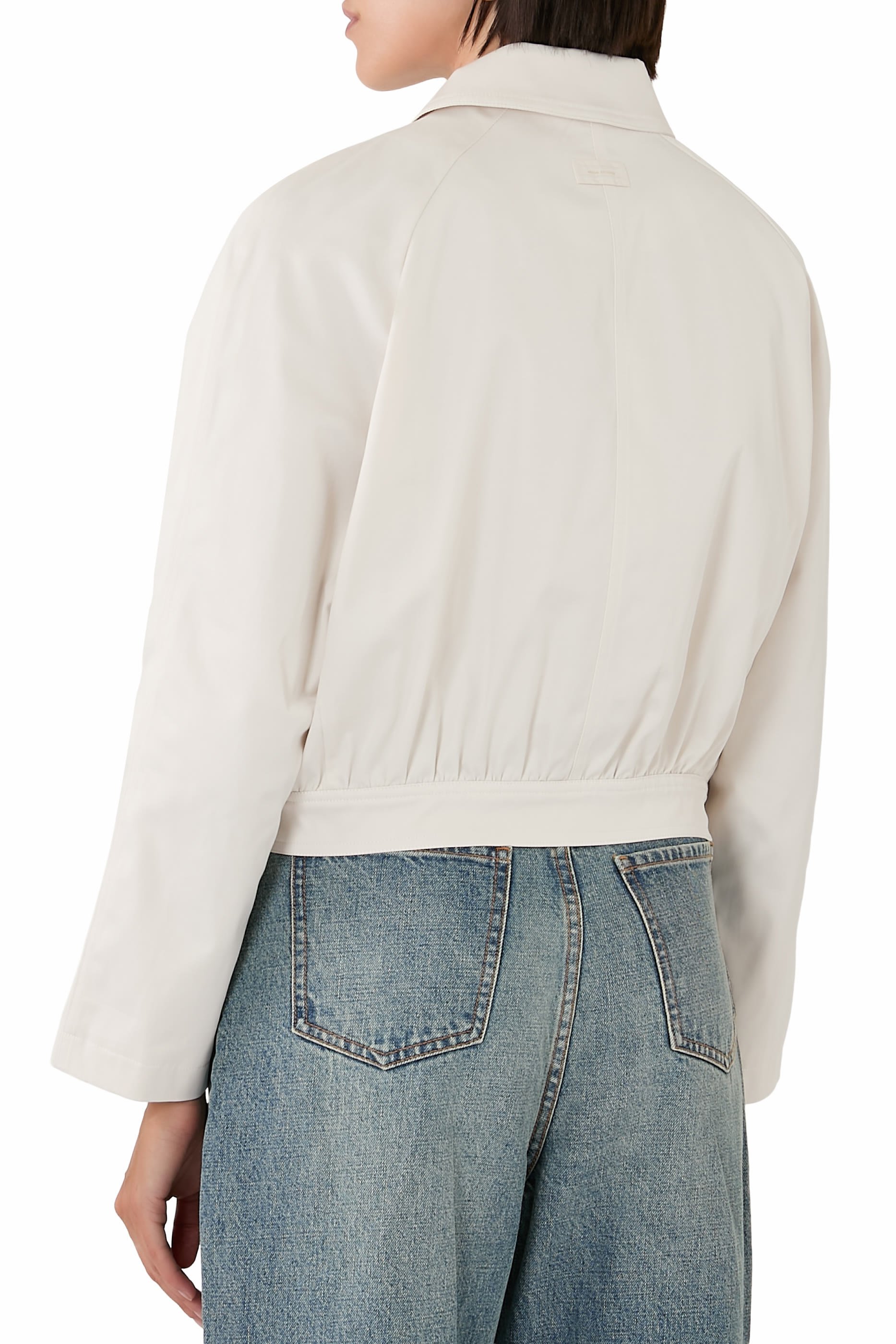 جاكيت بياقة وأزرار أمامية