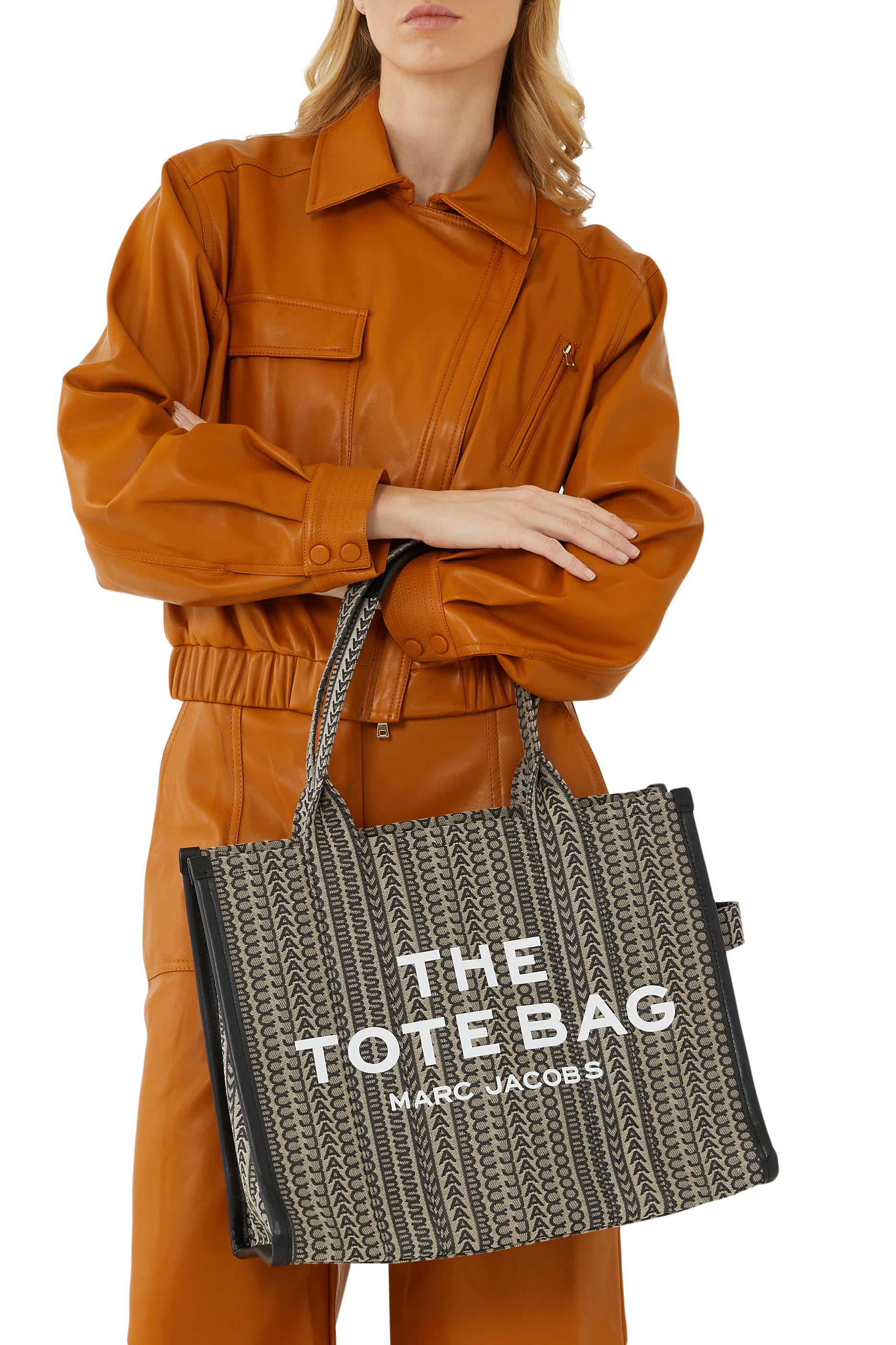 حقيبة يد كبيرة بحروف شعار الماركة