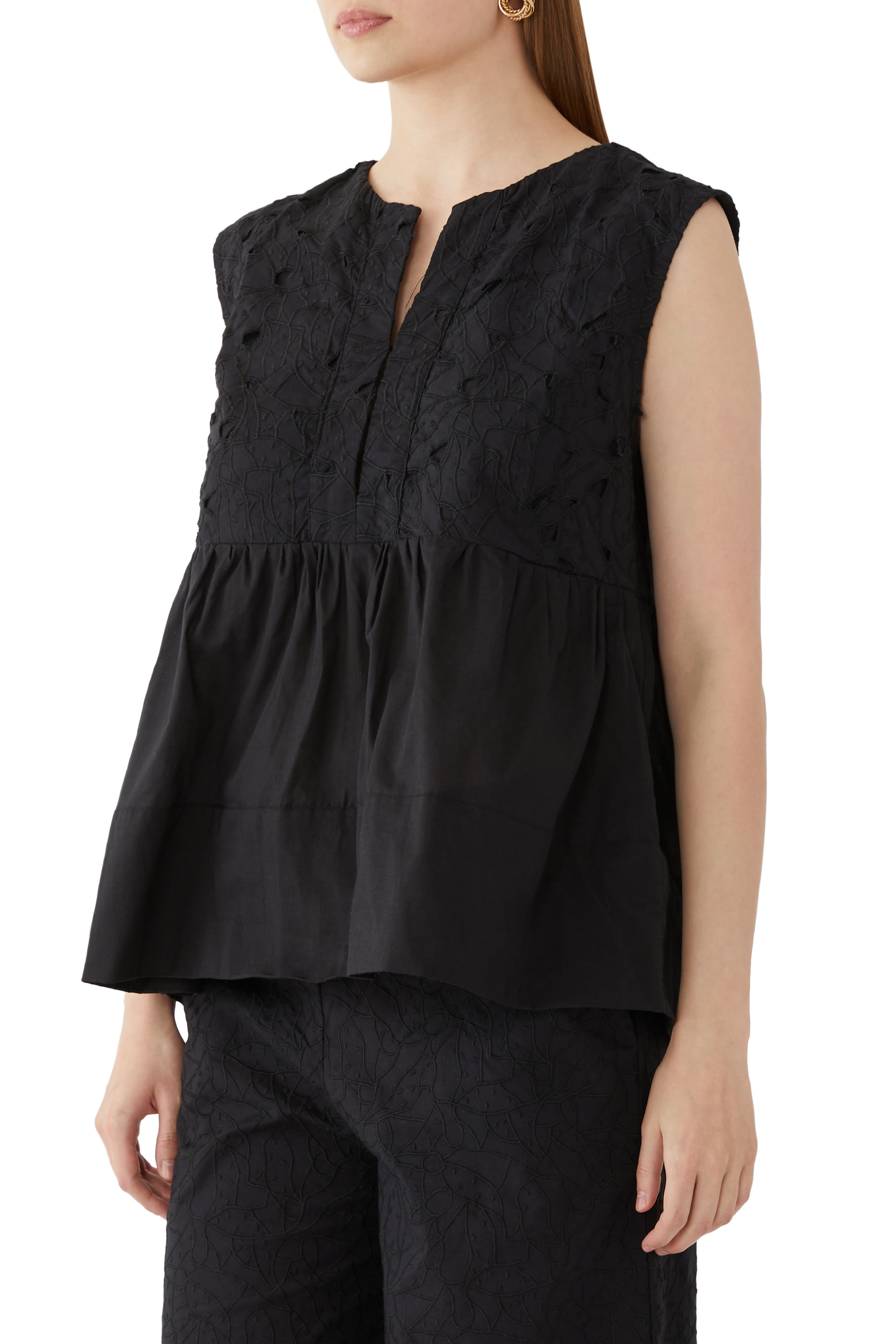 بلوزة بلا أكمام مزينة بتطريزات إنجليزية