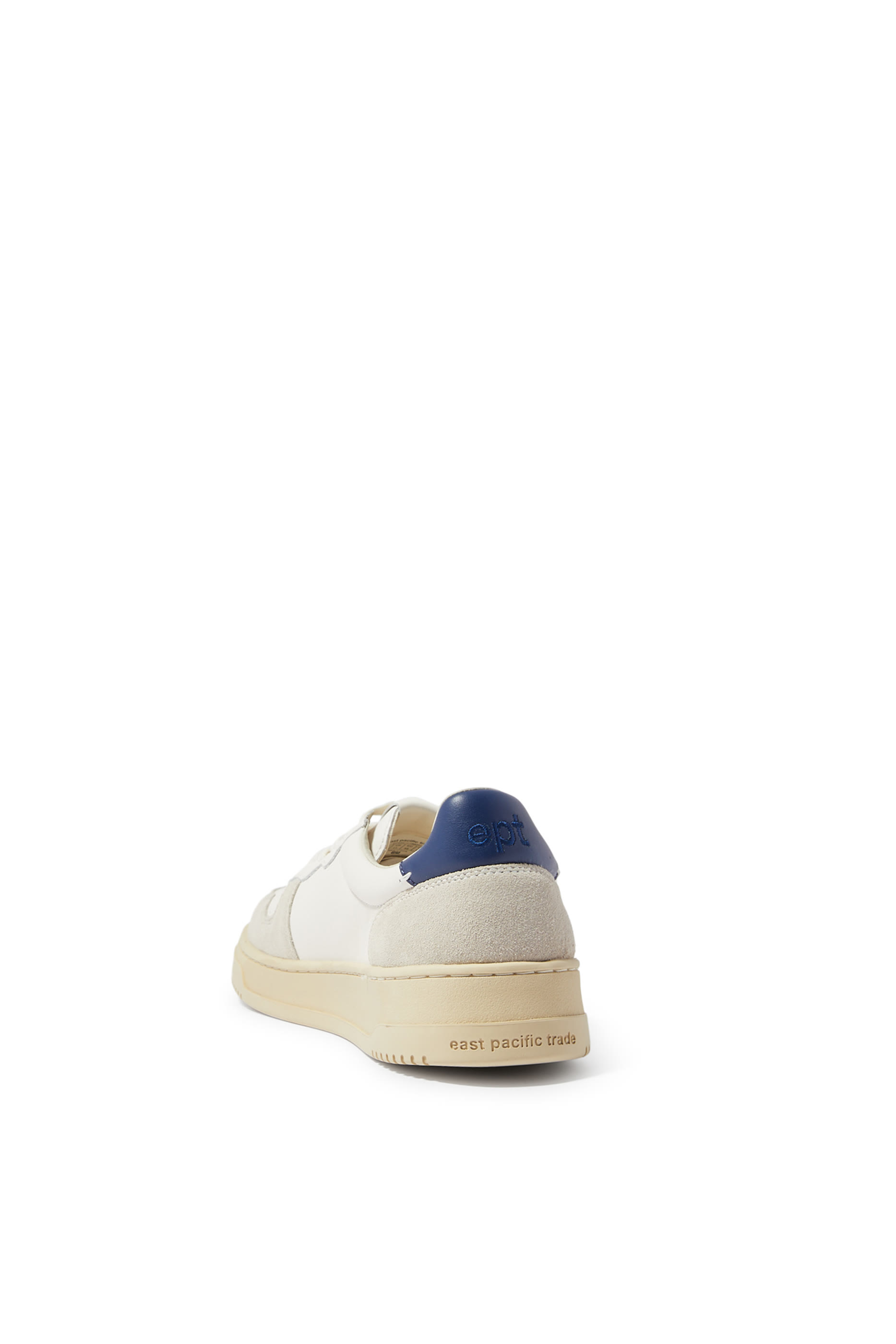 سنيكرز كورت