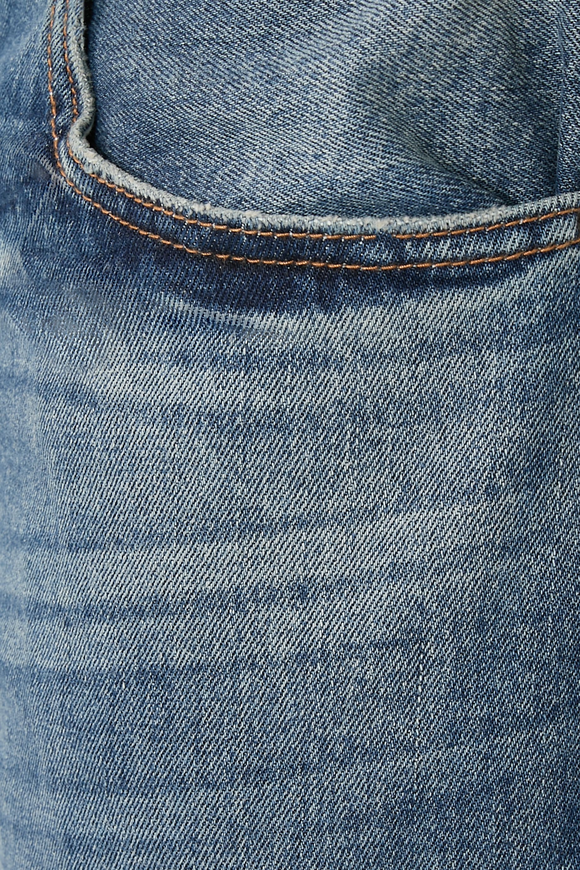 بنطال بقصة ضيقة وخمس جيوب دنيم