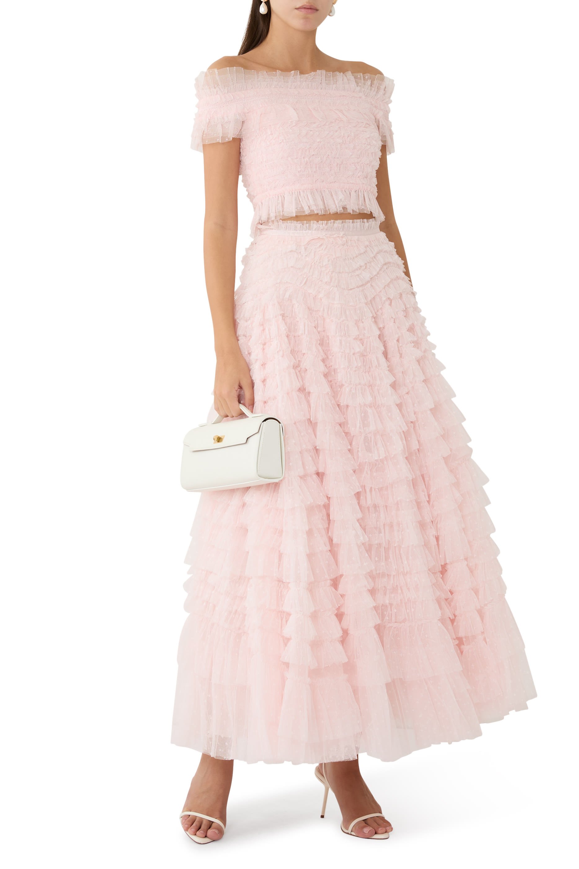 بلوزة هاتي بأكتاف مكشوفة وكشكش