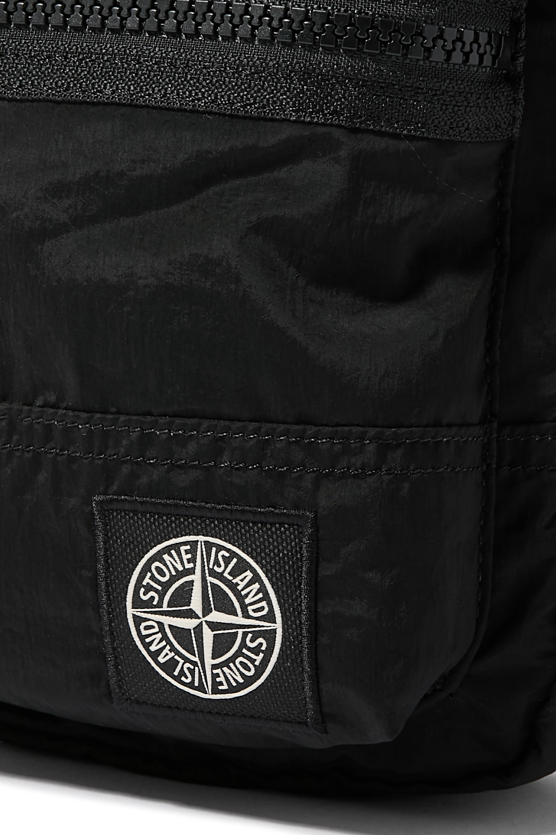 حقيبة صغيرة بشعار الماركة