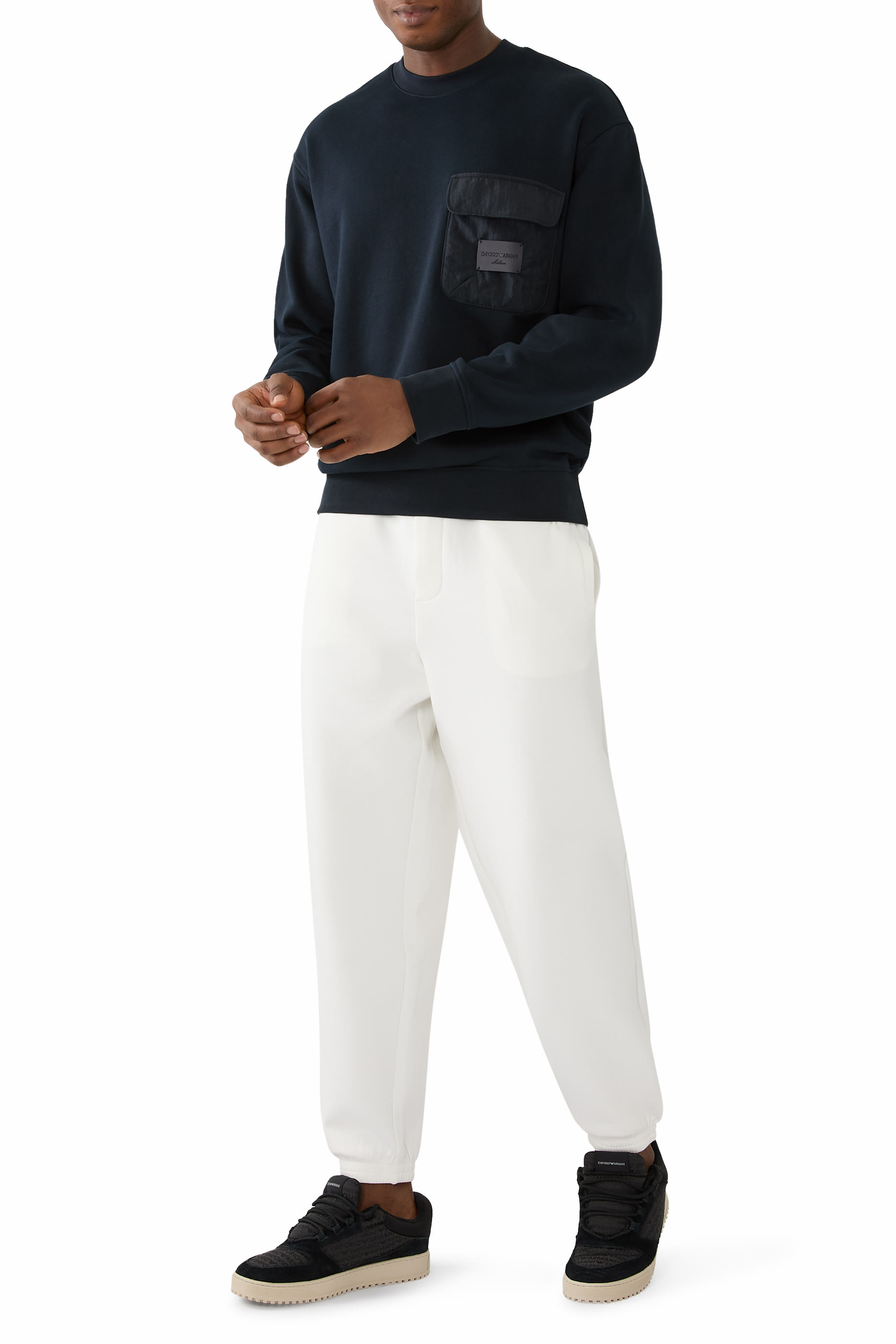 سويت شيرت بجيب على الصدر