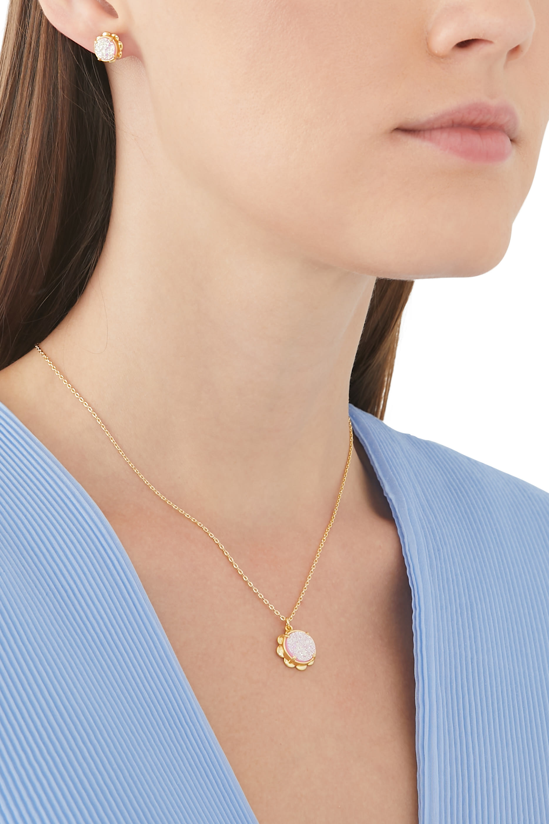 قلادة جلام بدلاية مرصعة بحجر كريم