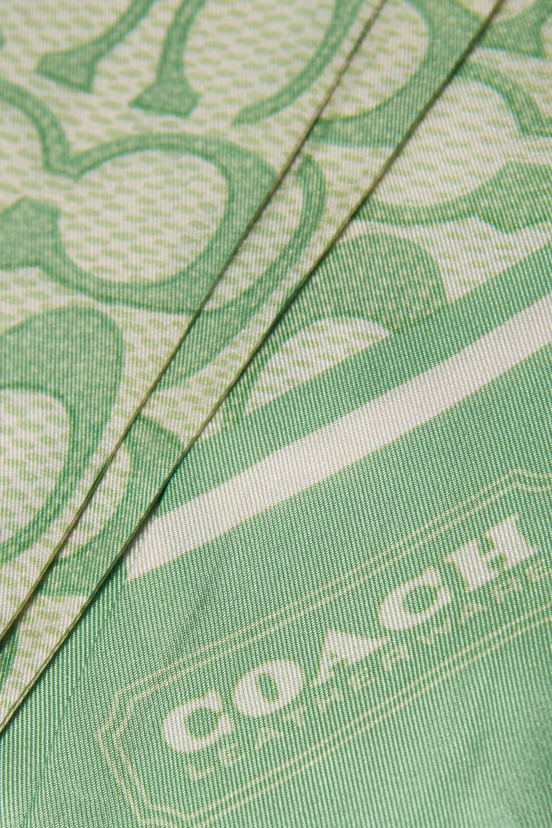 وشاح كلاسيكي بطبعات شعار الماركة حرير