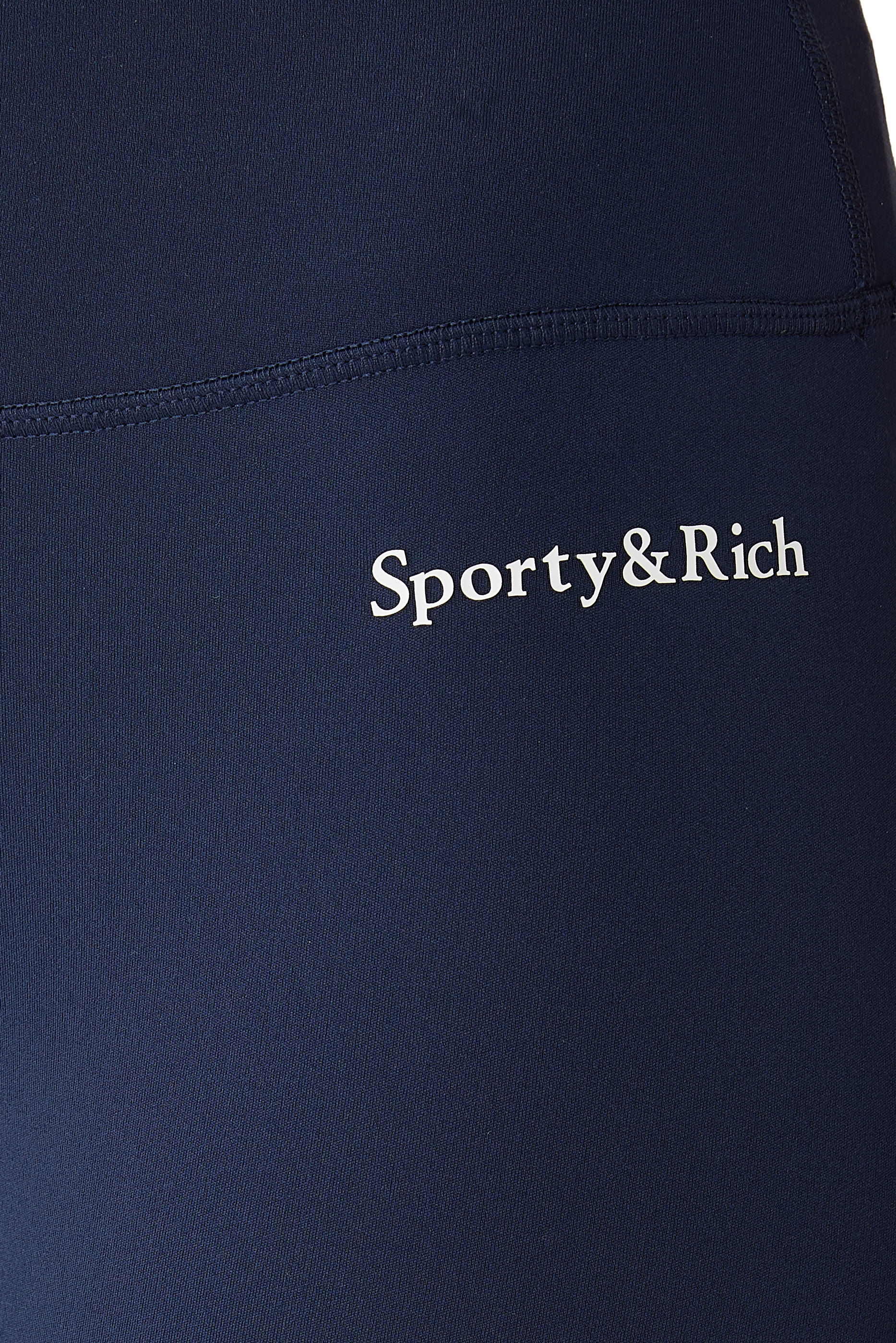 لغينغز بشعار الماركة بخط سيريف