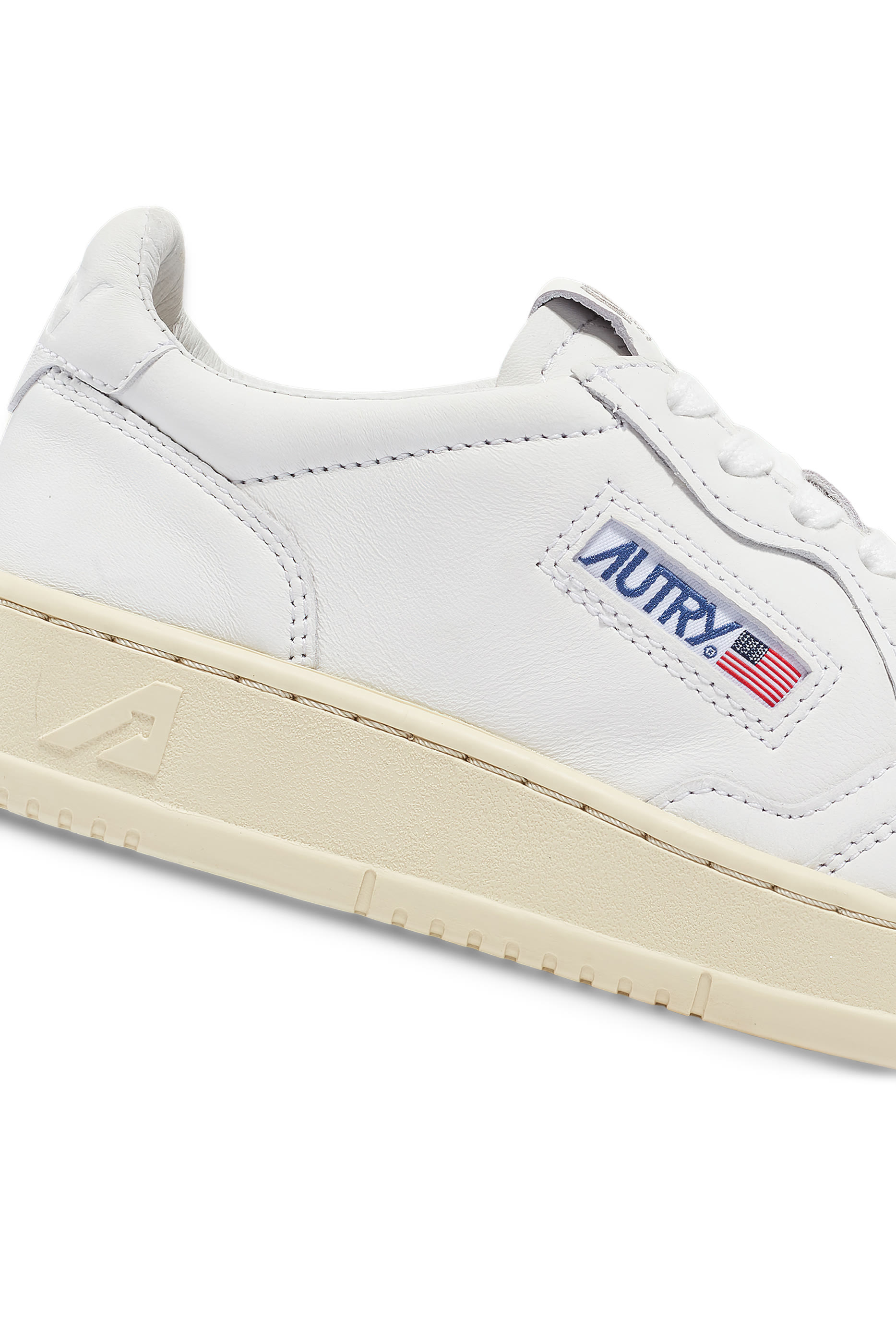 سنيكرز ميدالست بتصميم أسفل الكاحل