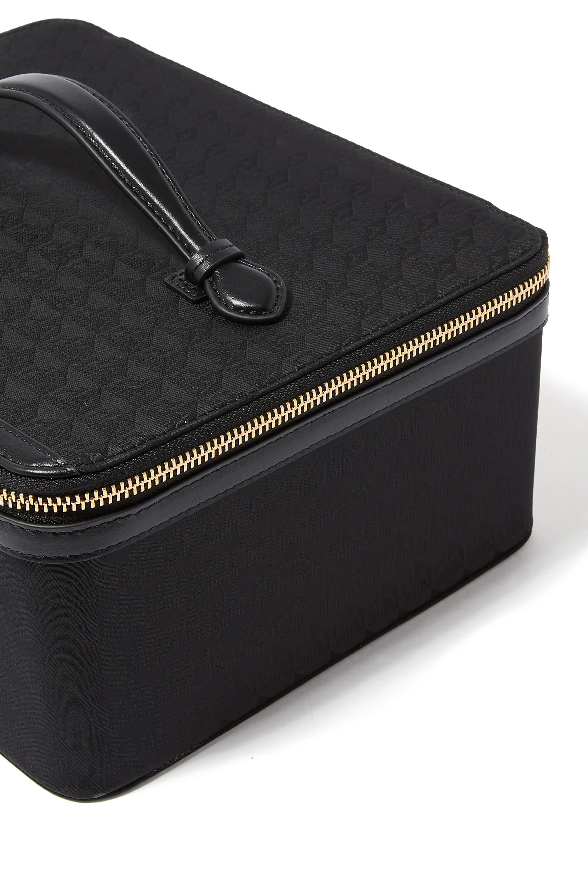 حقيبة مستحضرات تجميل بمرآة وشعار الماركة