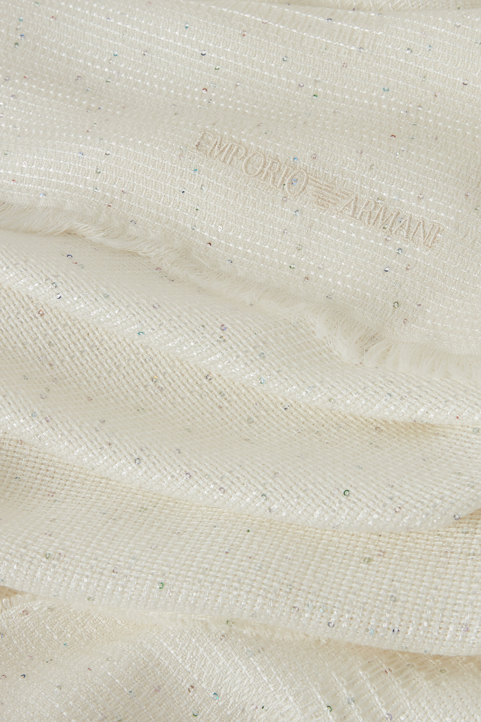 شال بشعار الماركة مزين بترتر