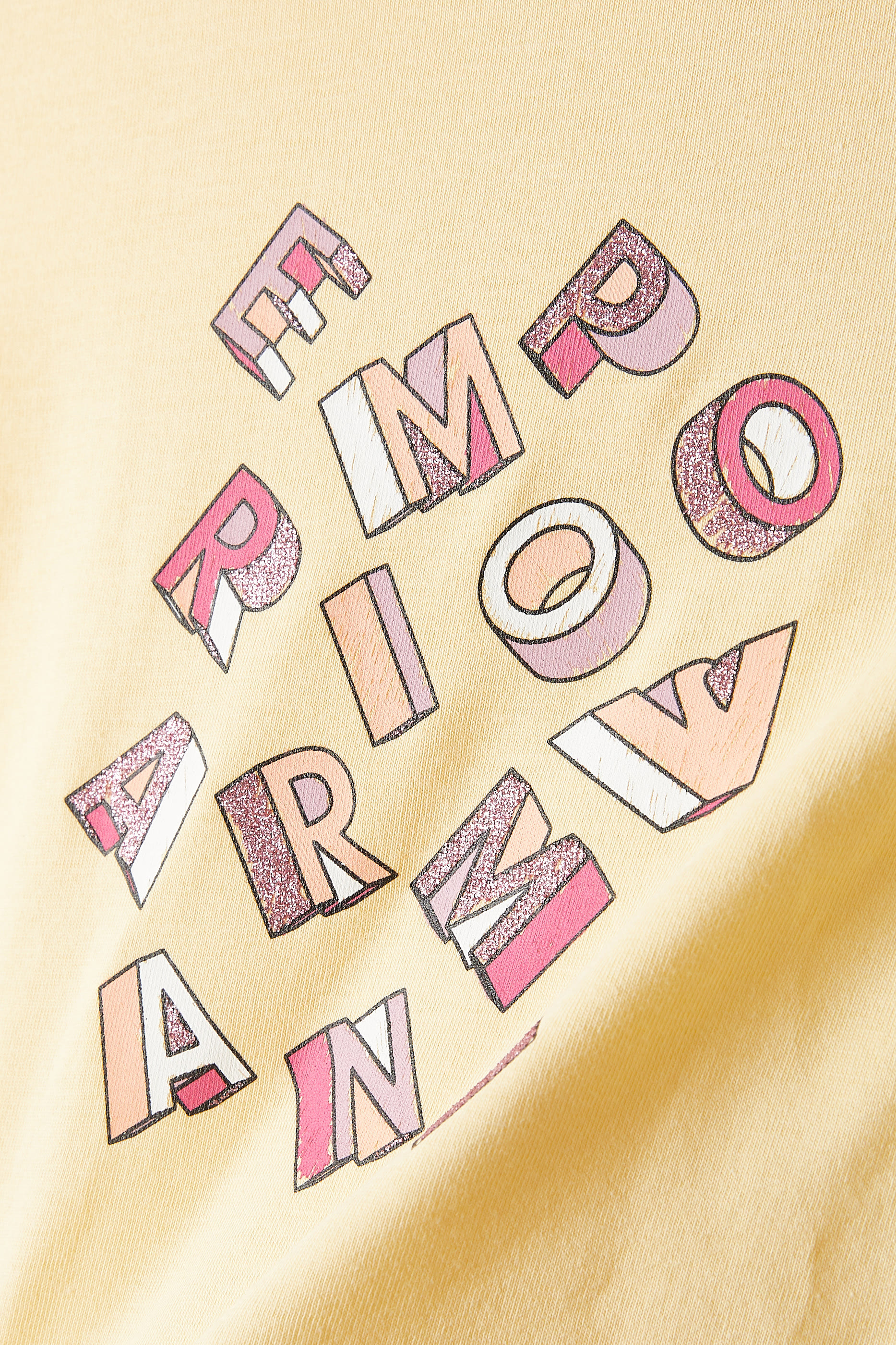 تيشيرت بشعار الماركة للأطفال