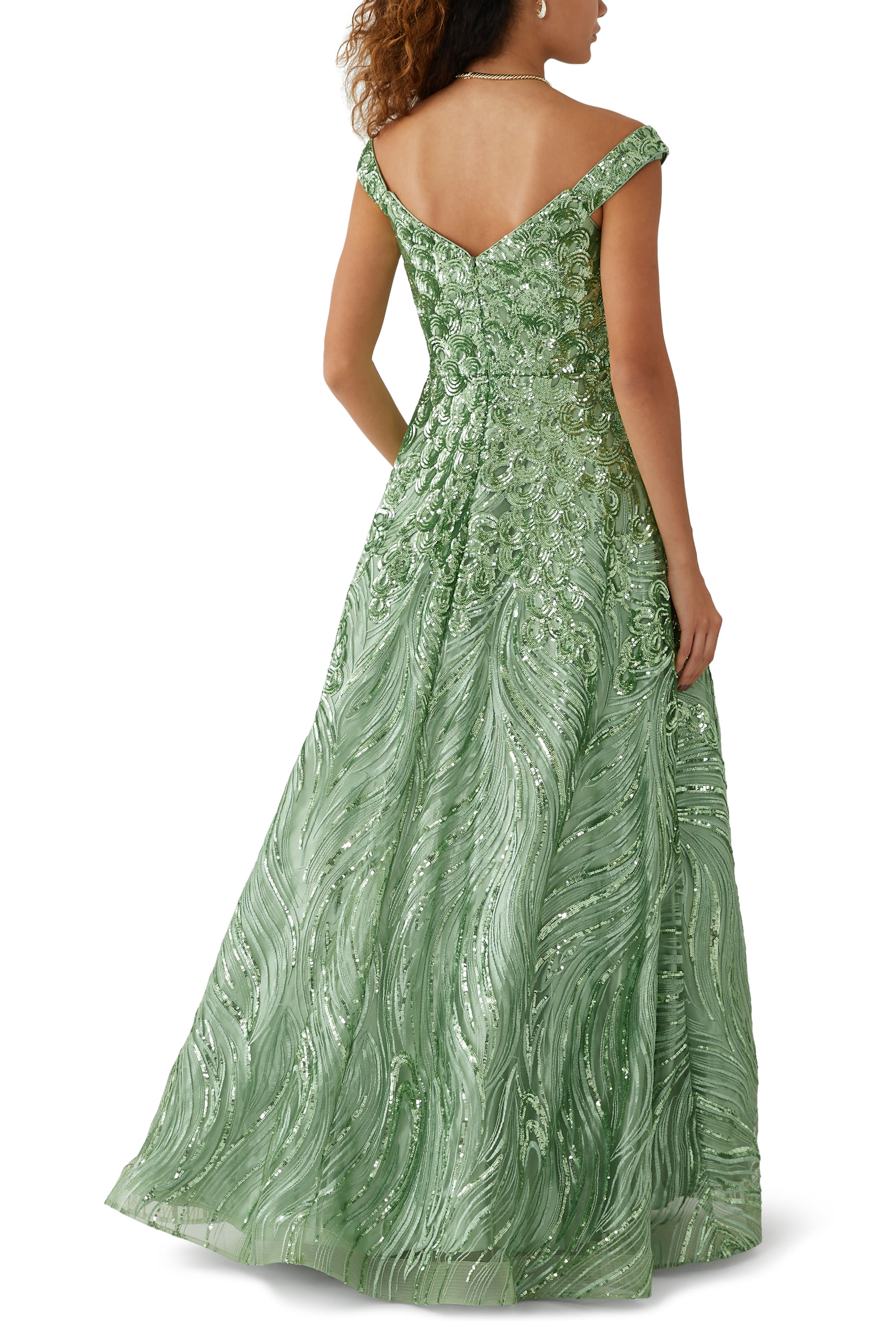 فستان سهرة بأكتاف متساقطة وتفاصيل ملتوية