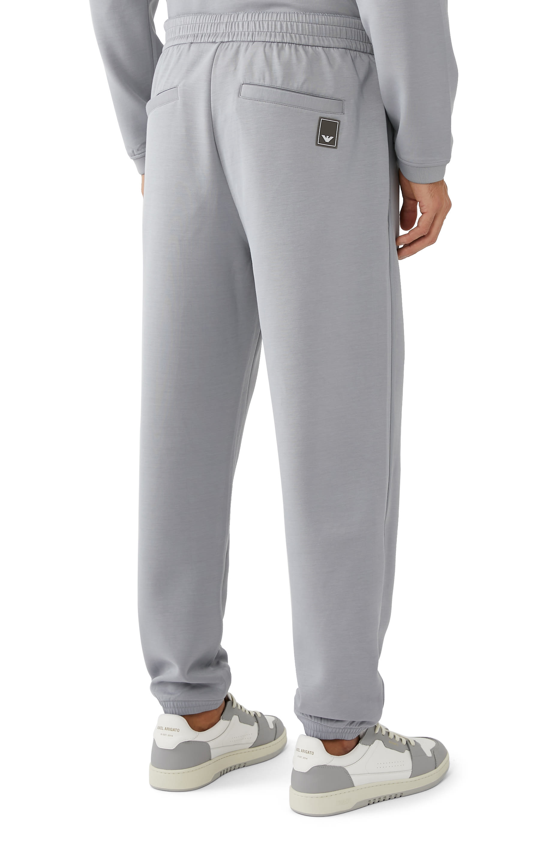 بنطال رياضي بتفاصيل شعار الماركة