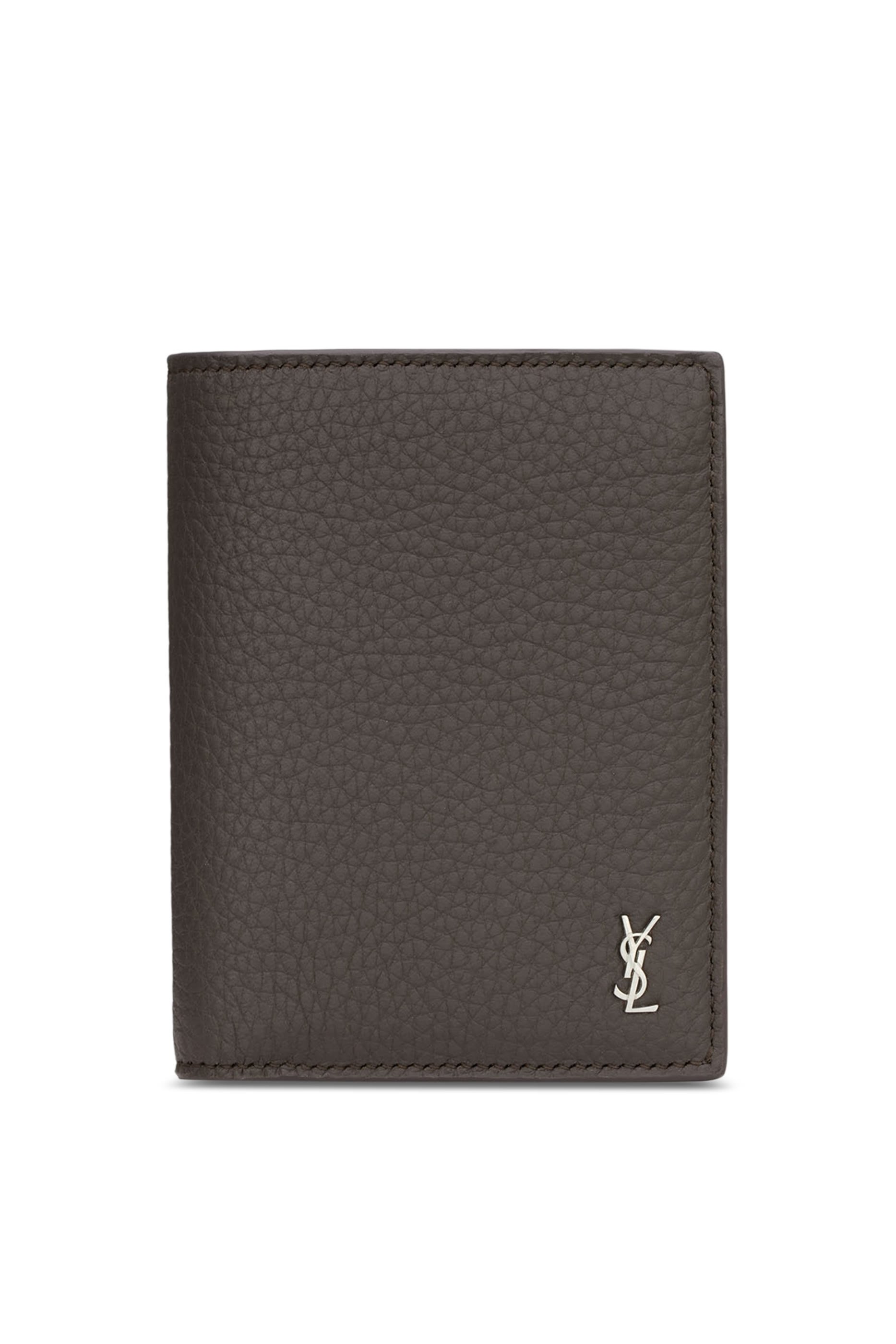 محفظة صغيرة بفتحات للبطاقات وشعار الماركة