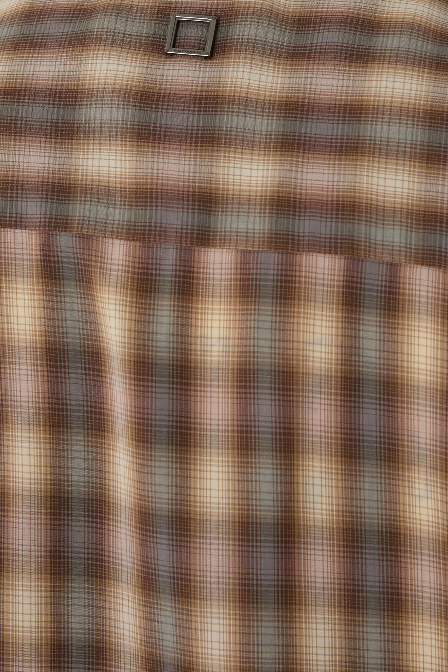 قميص بأكمام طويلة ونقشة مربعات