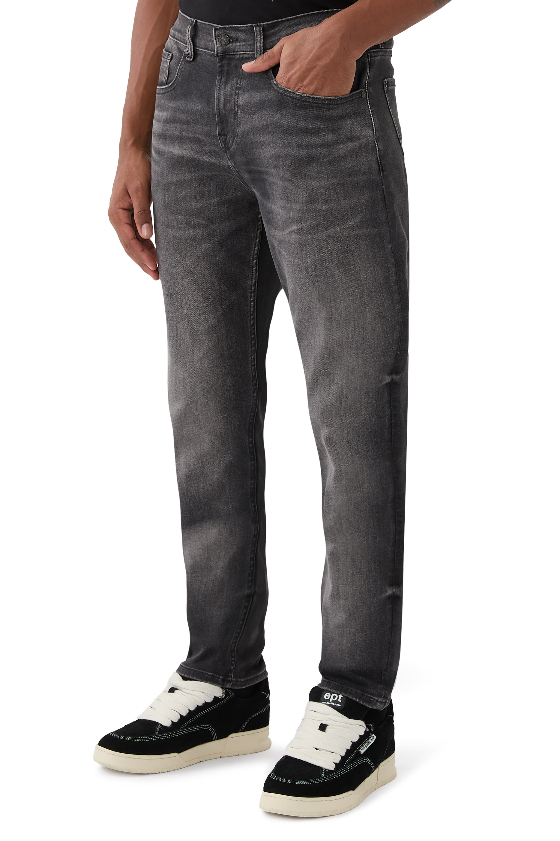 بنطال جينز بقصة ساق تضيق نحو الأسفل